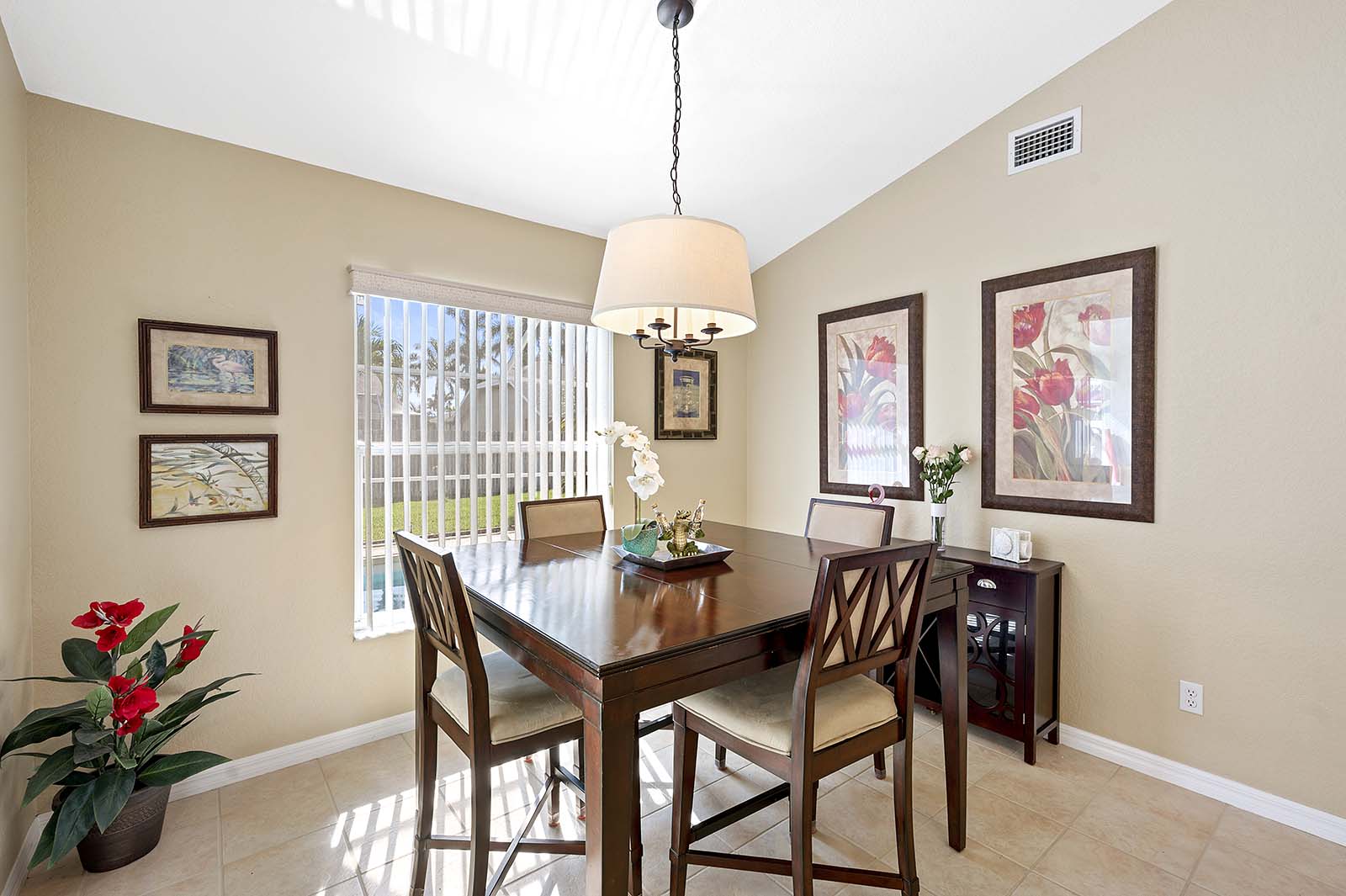 Privater Pool mit Sonnenliegen und eingezäuntem Garten.