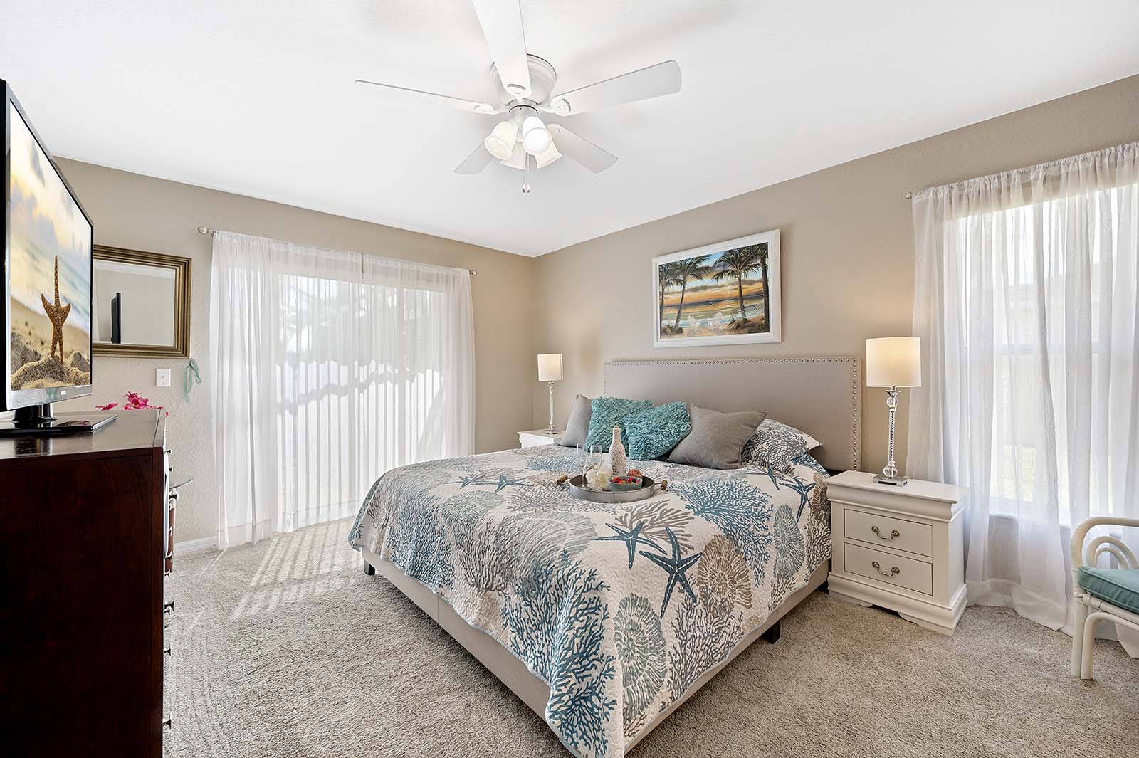 Privater Pool mit Sonnenliegen und Terrasse im eingezäunten Garten.