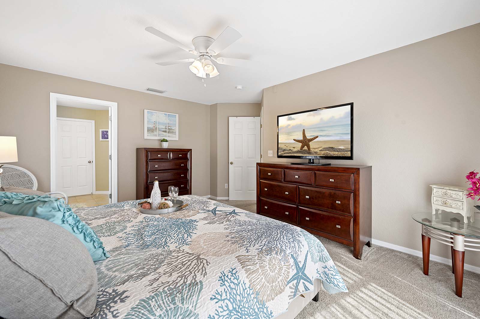 Privater Pool mit Sonnenliegen und Terrasse im eingezäunten Garten.