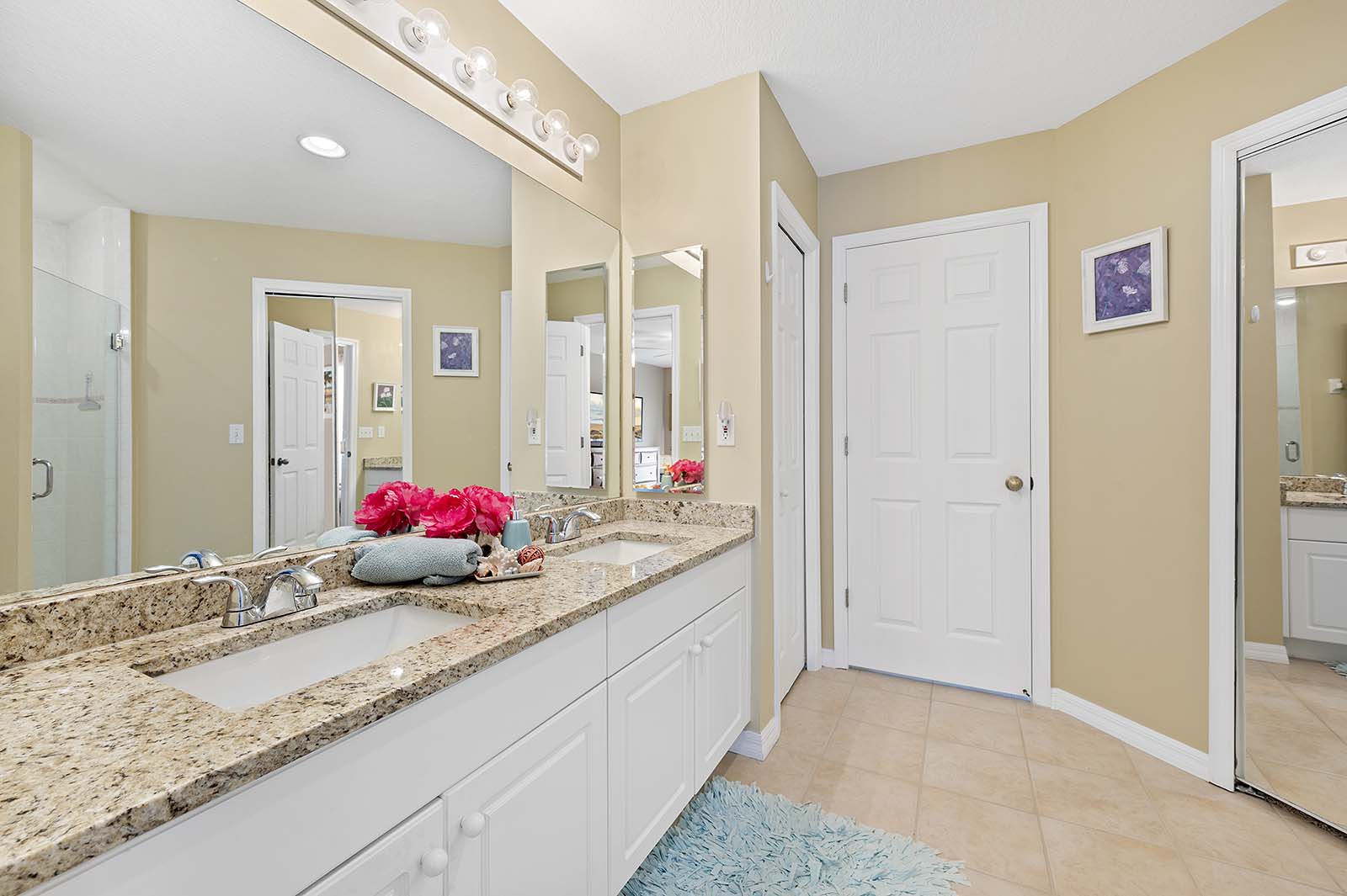 Privater Pool mit Sonnenliegen und Terrasse im eingezäunten Garten.