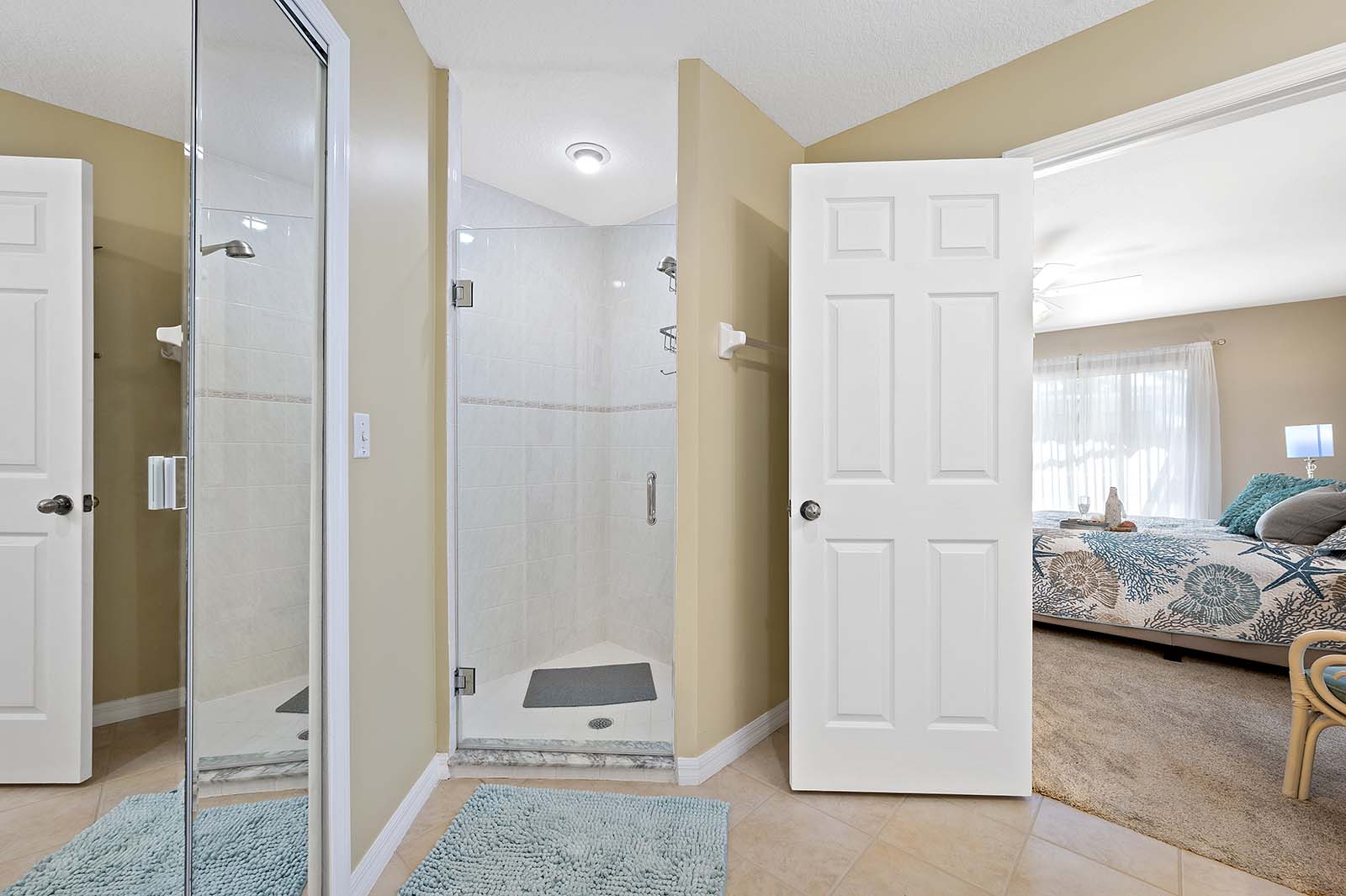 Privater Pool mit Sonnenliegen und Terrasse im eingezäunten Garten.