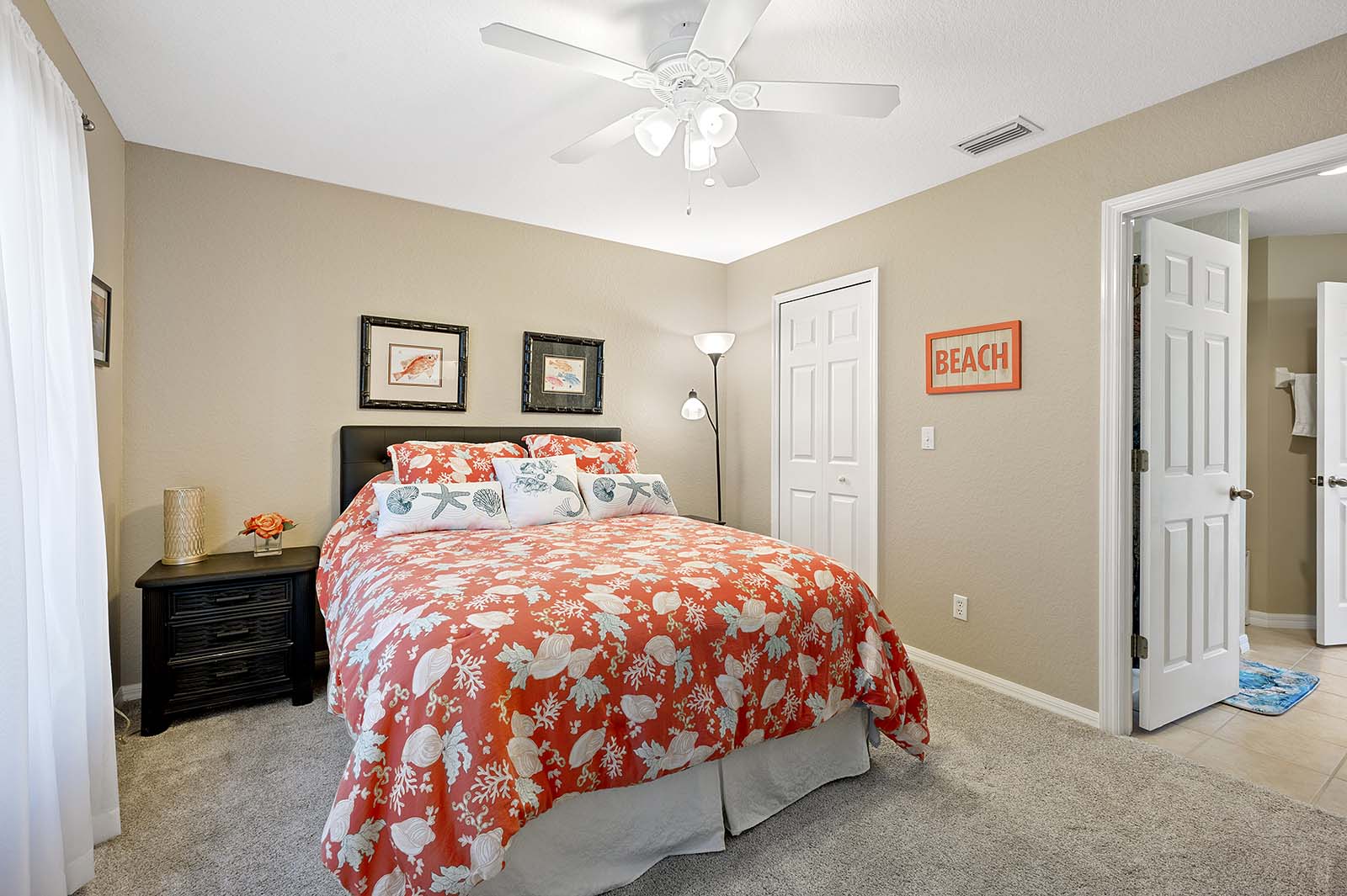 Privater Pool mit Sonnenliegen und Terrasse im eingezäunten Garten.