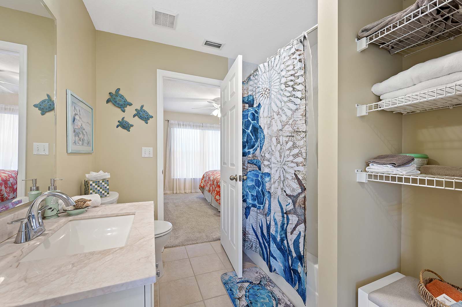 Privater Pool mit Sonnenliegen und Terrasse im eingezäunten Garten.