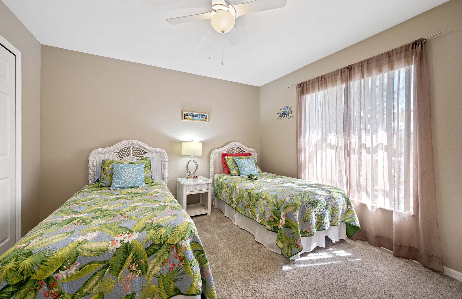 Privater Pool mit Sonnenliegen und Terrasse im eingezäunten Garten.