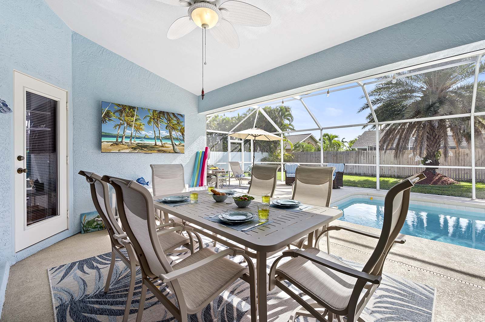 Privater Pool mit Sonnenliegen und Terrasse im eingezäunten Garten.