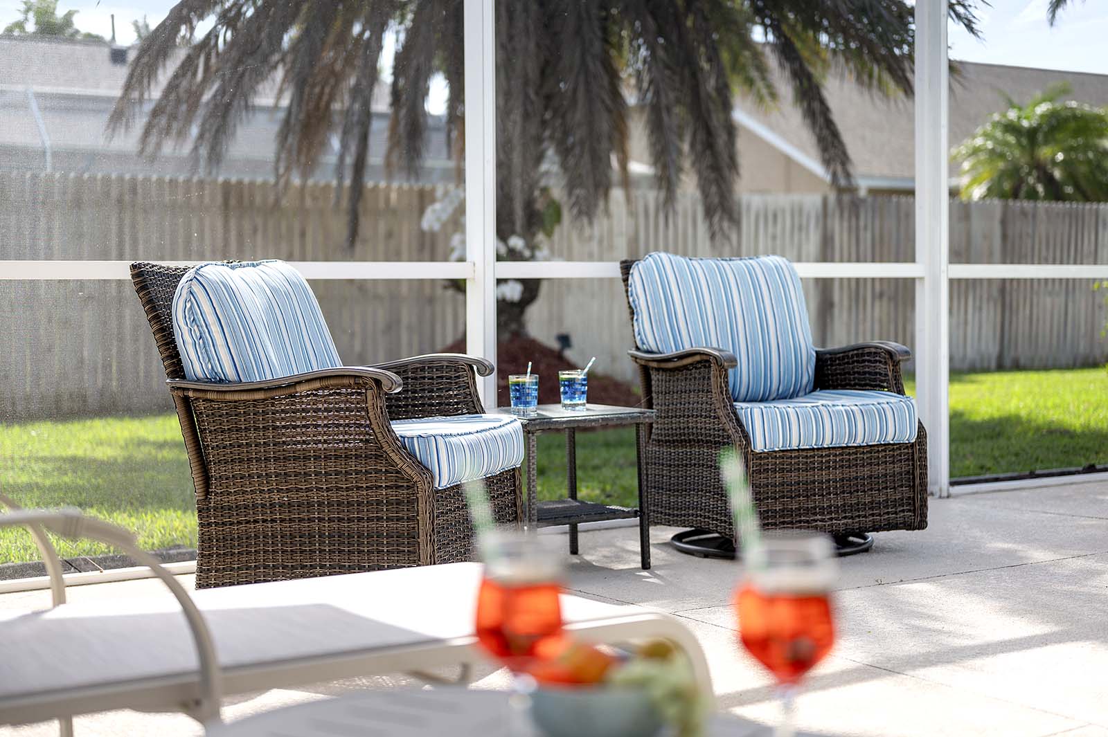 Privater Pool mit Sonnenliegen und Terrasse im eingezäunten Garten.