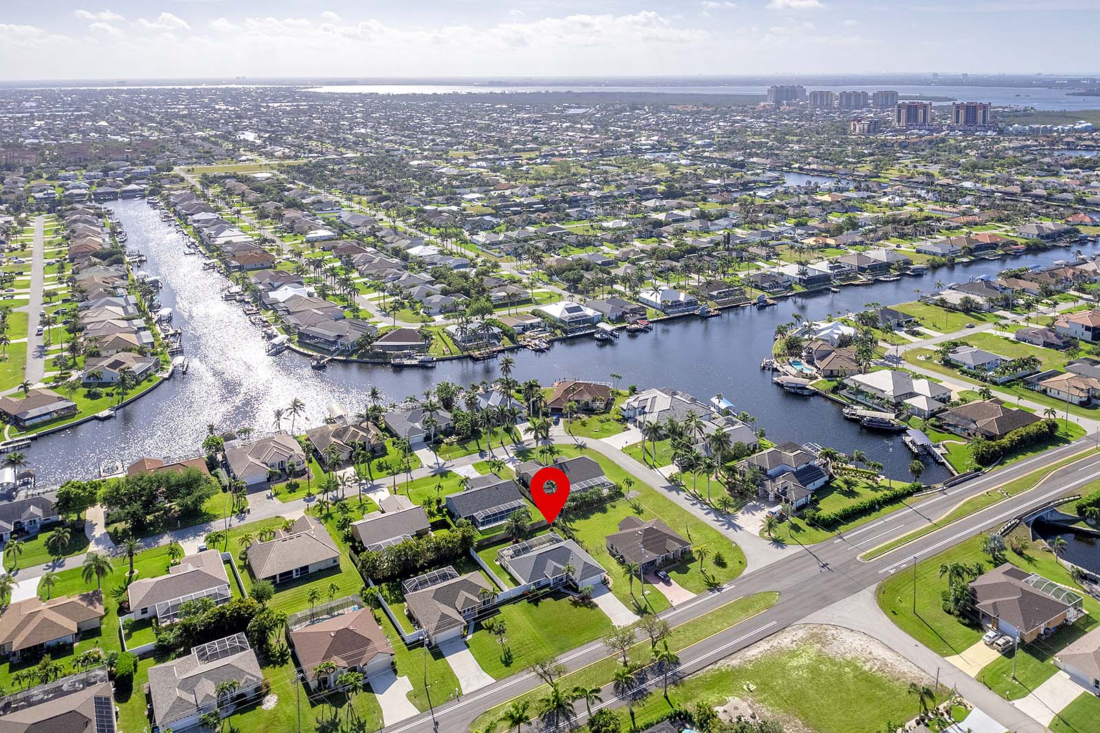 Privater Pool mit Sonnenliegen und eingezäuntem Garten.