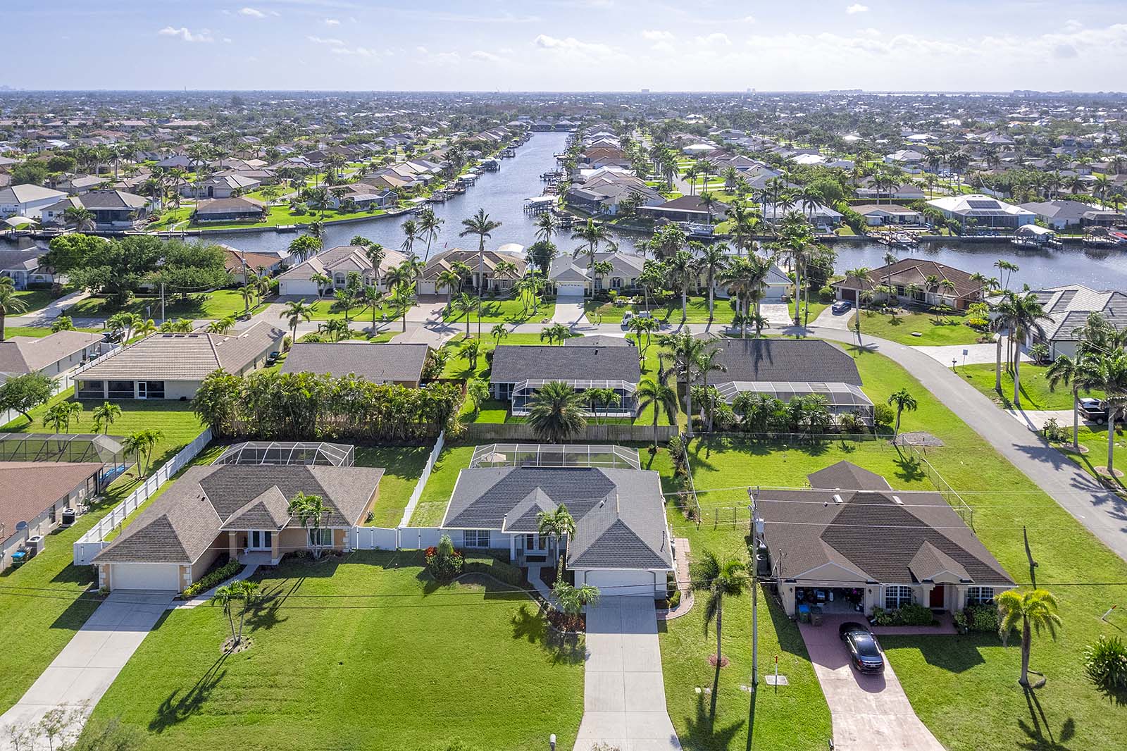 Eingezäunter Gartenbereich mit privatem Pool und Sonnenliegen.