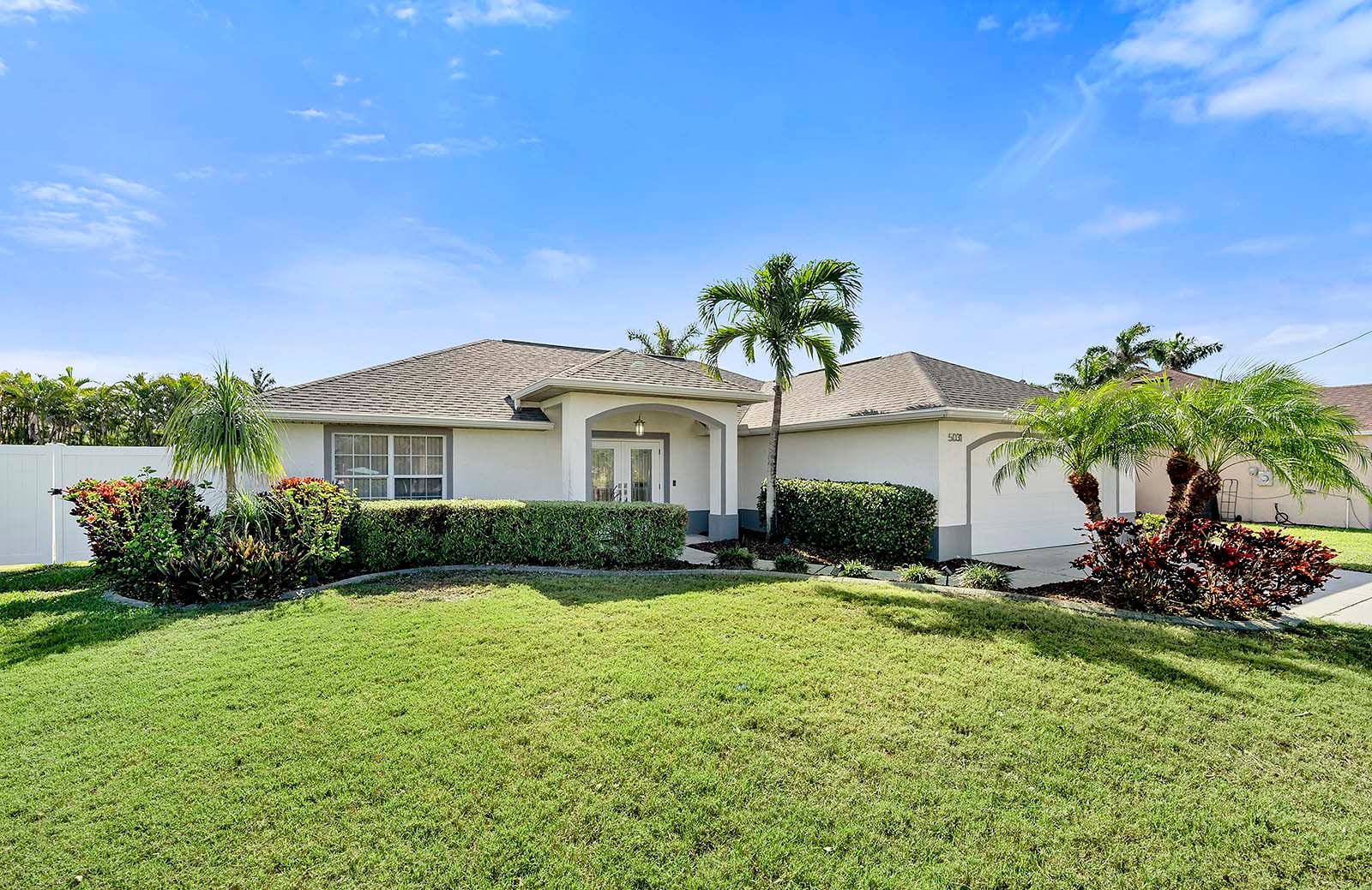 Privater Pool mit Sonnenliegen und eingezäuntem Garten.