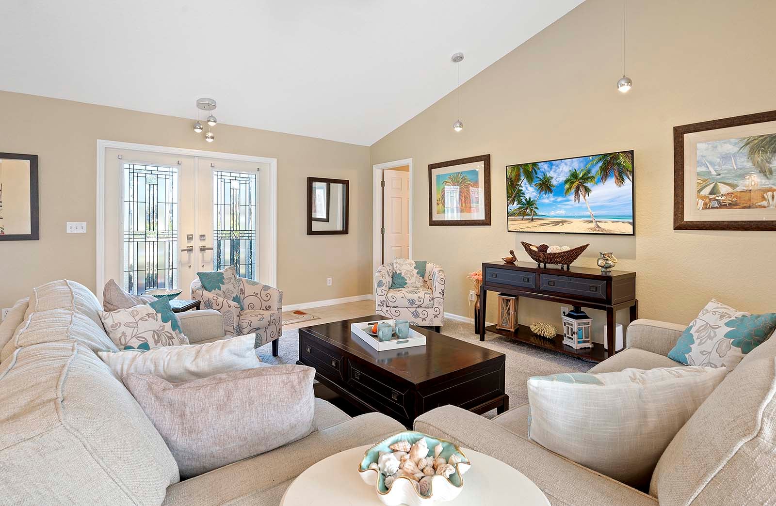 Privater Pool mit Sonnenliegen und eingezäuntem Garten.