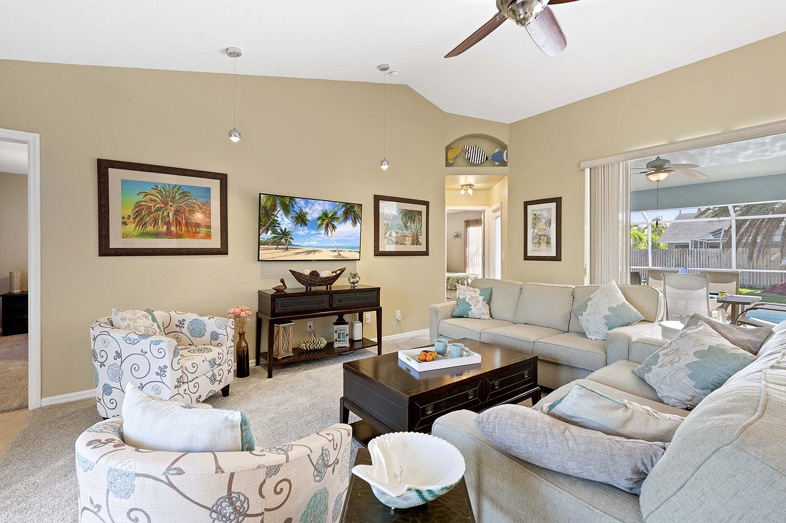 Privater Pool mit Sonnenliegen und Terrasse im eingezäunten Garten.