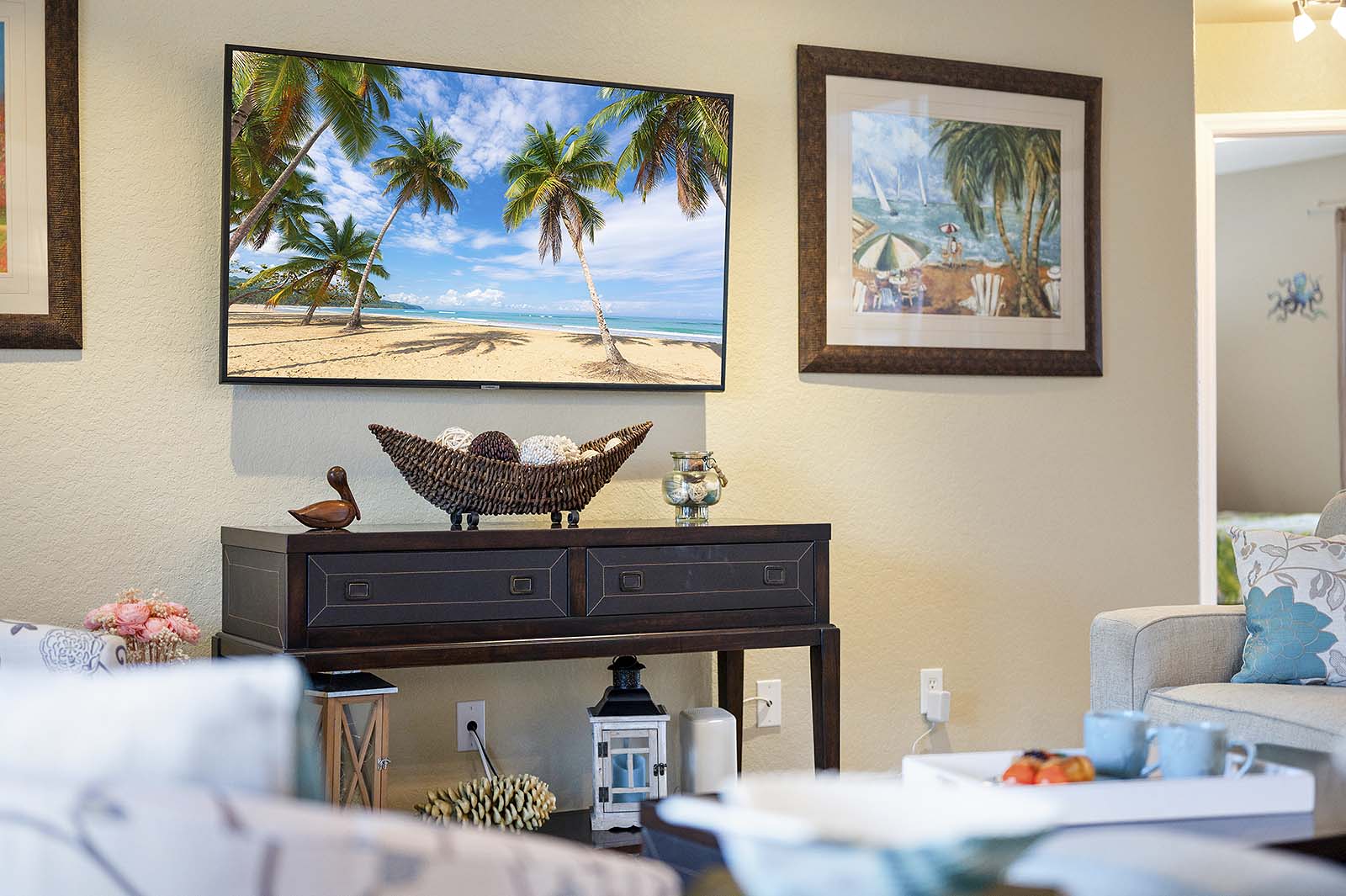 Privater Pool mit Sonnenliegen und eingezäuntem Gartenbereich.