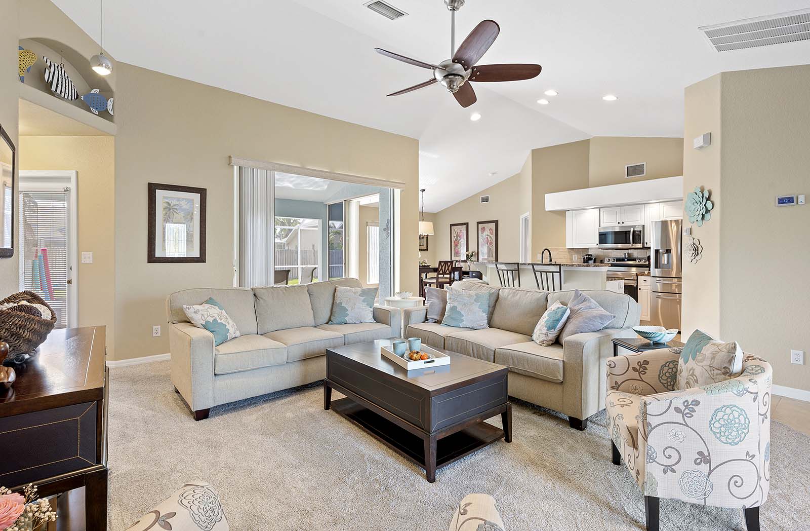 Privater Pool mit Sonnenliegen und Terrasse im eingezäunten Garten.