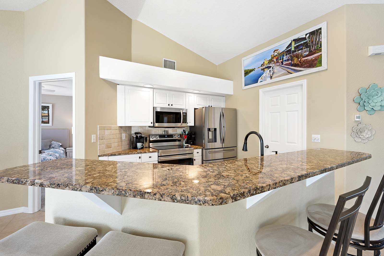 Privater Pool mit Sonnenliegen und Terrasse im eingezäunten Garten.