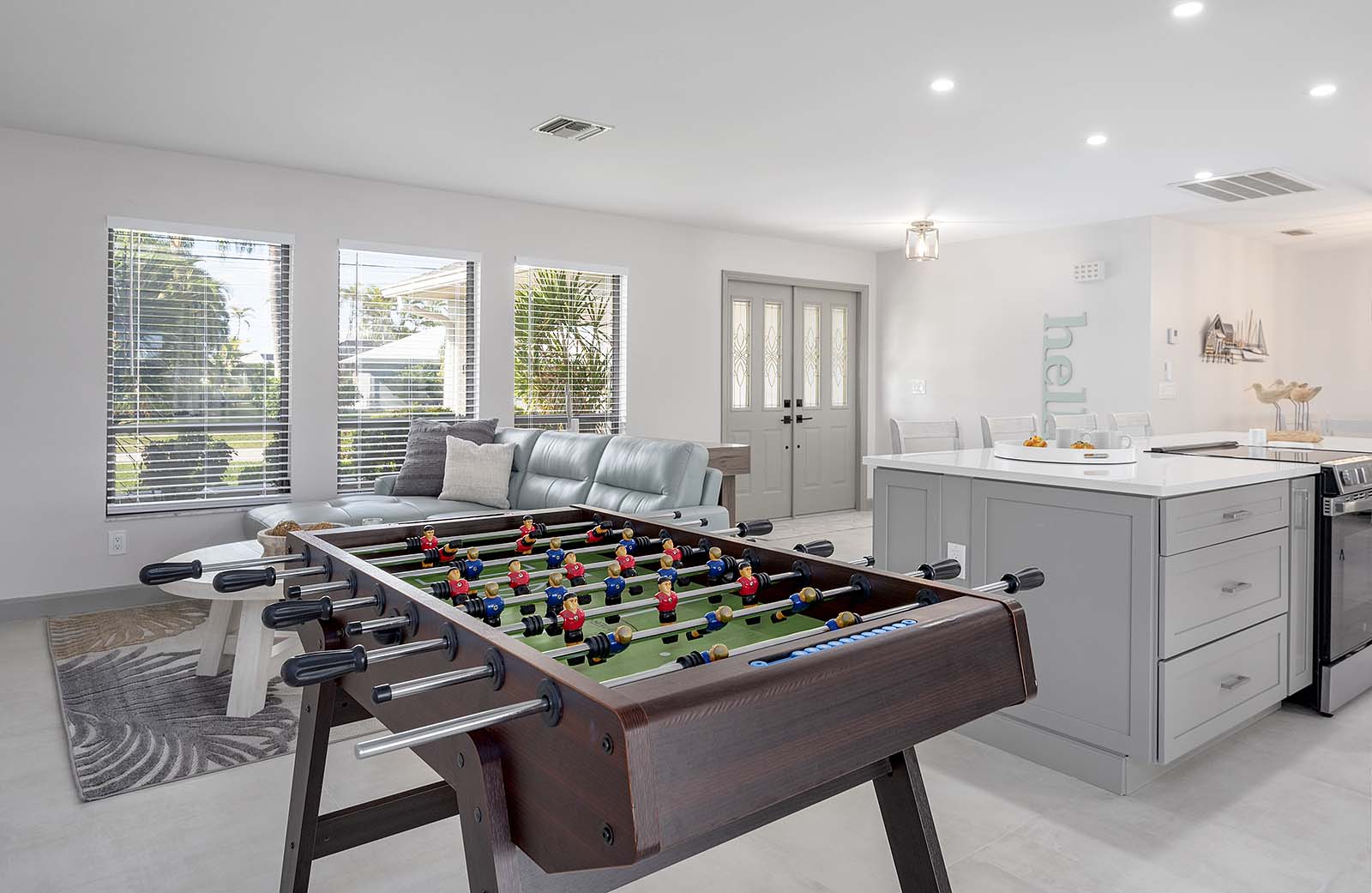 Beheizter Pool mit Lanai und Blick auf den Kanal.