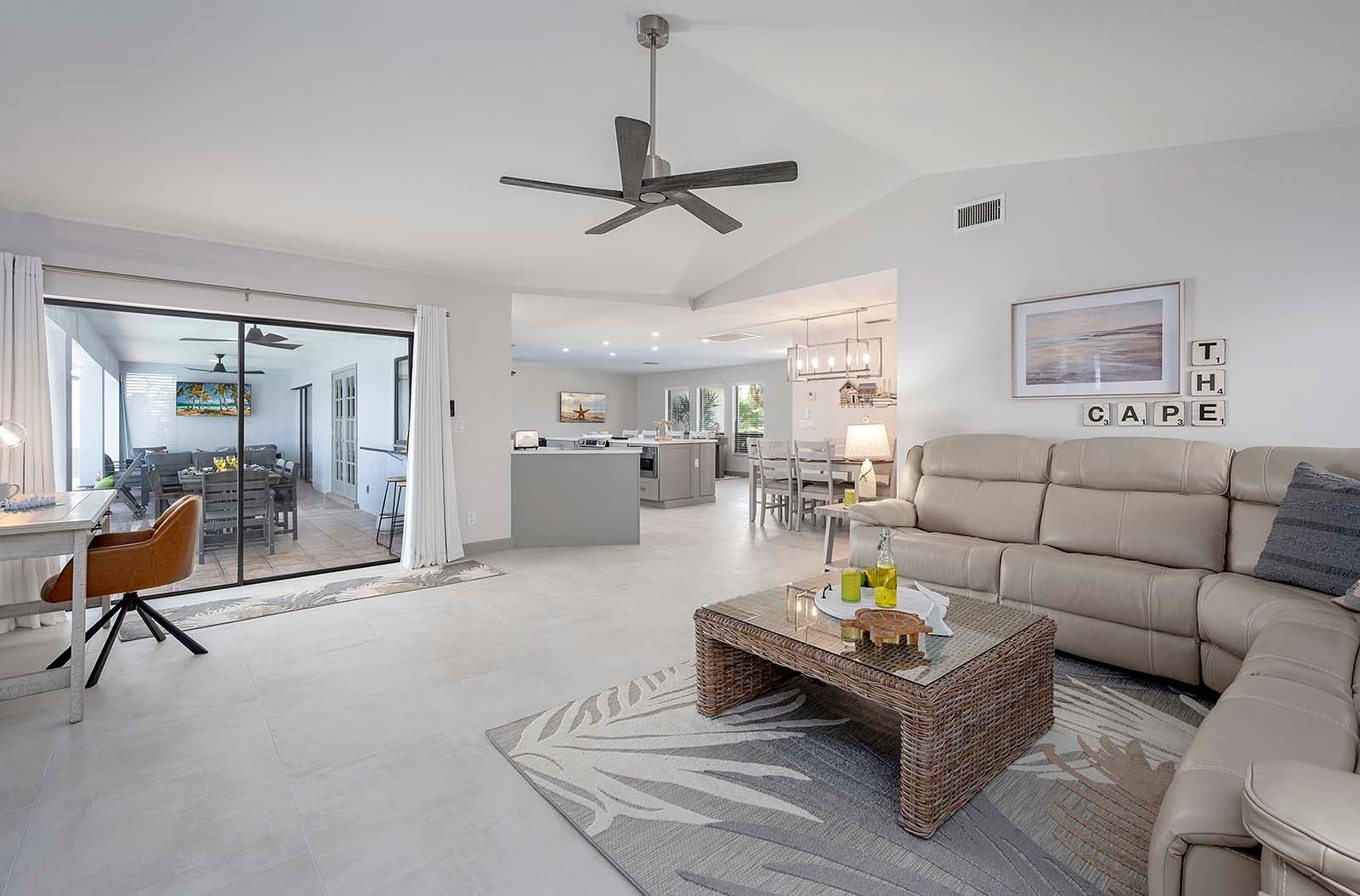 Beheizter Pool mit Lanai und Blick auf den Kanal.