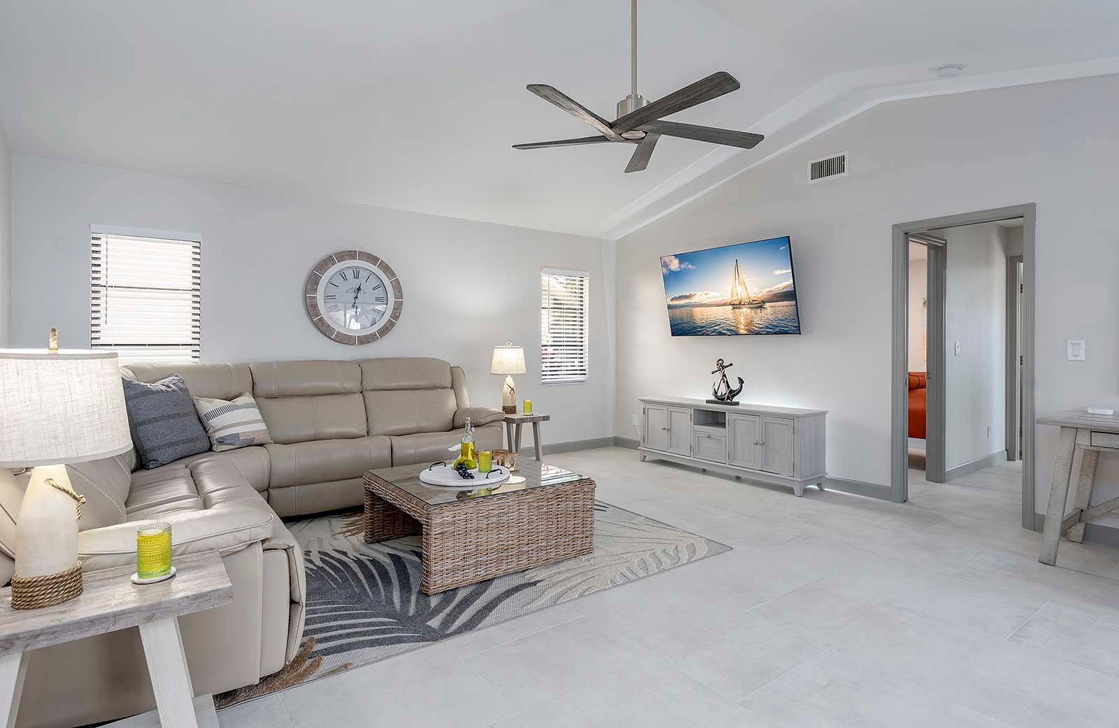 Beheizter Pool mit Lanai und Blick auf den Kanal.