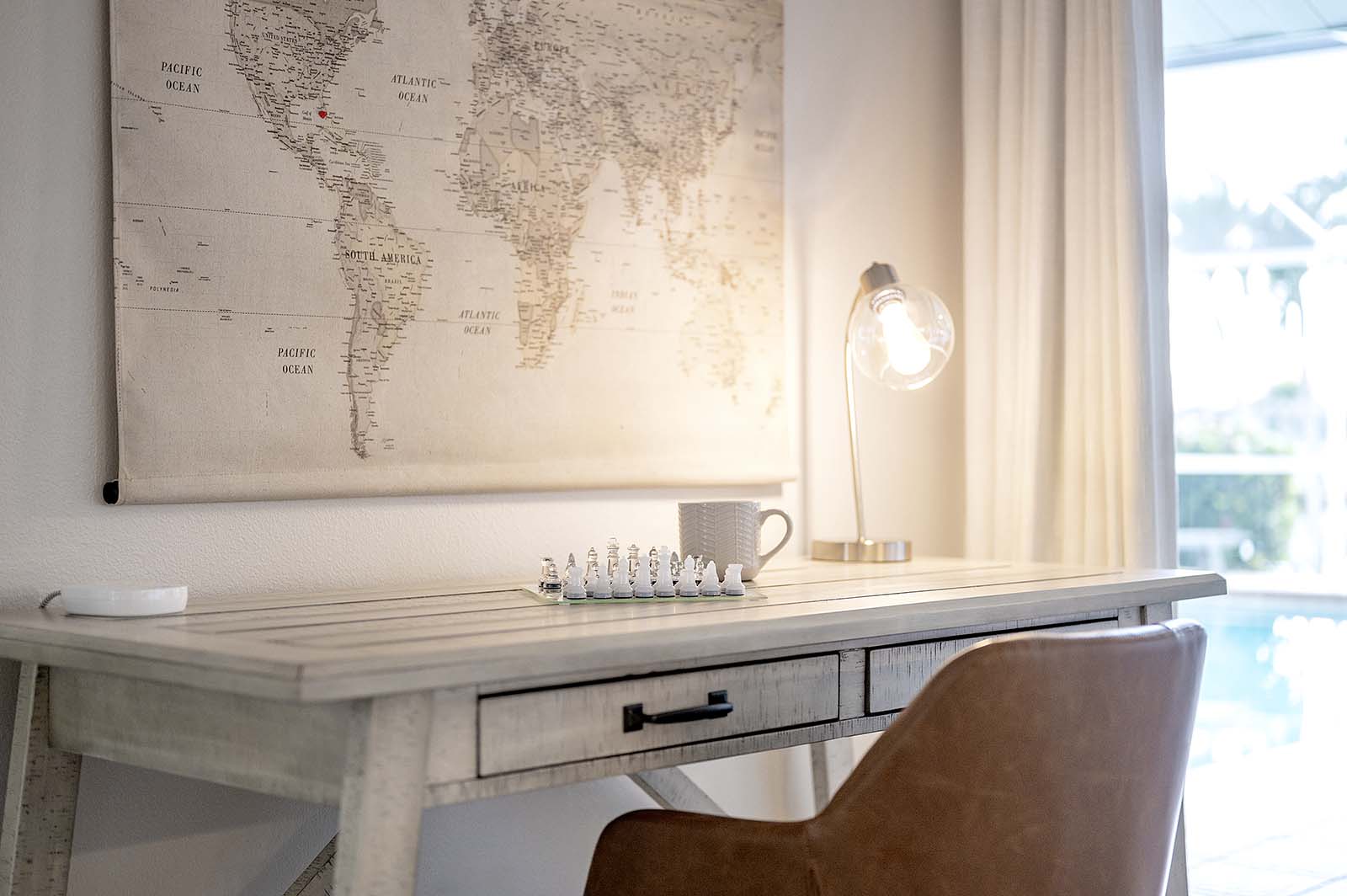 Beheizter Pool mit Lanai und Blick auf den Kanal.