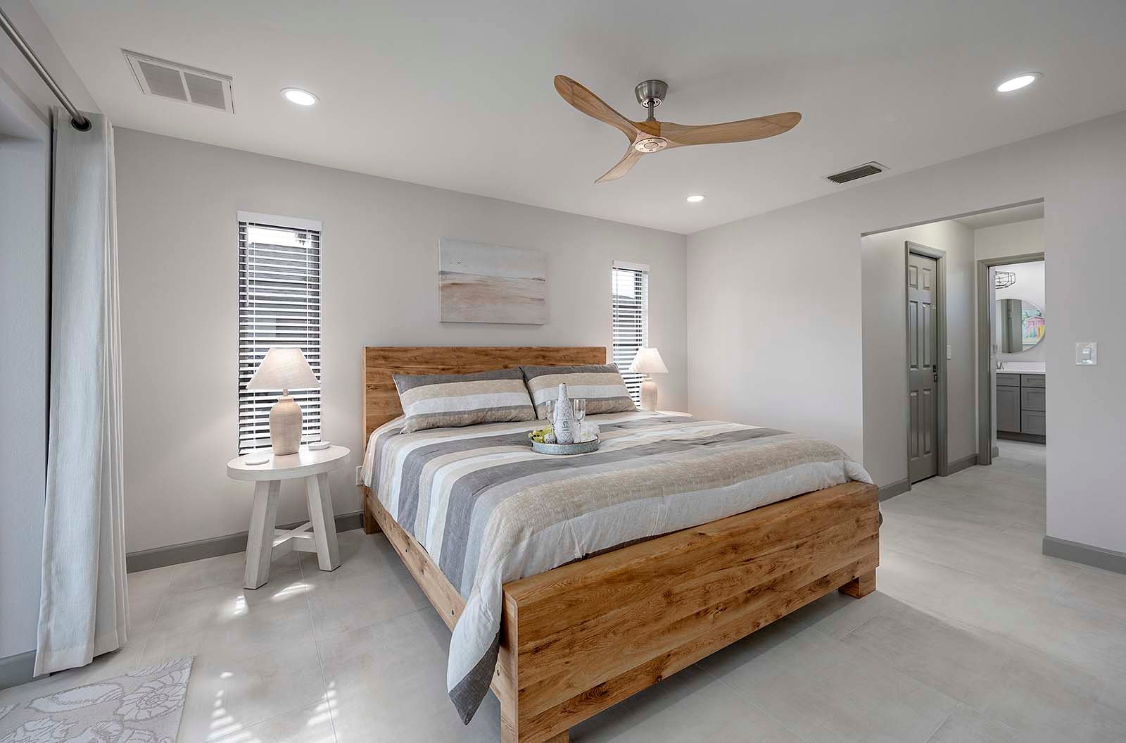 Beheizter Poolbereich mit Lanai und Blick auf den Kanal.