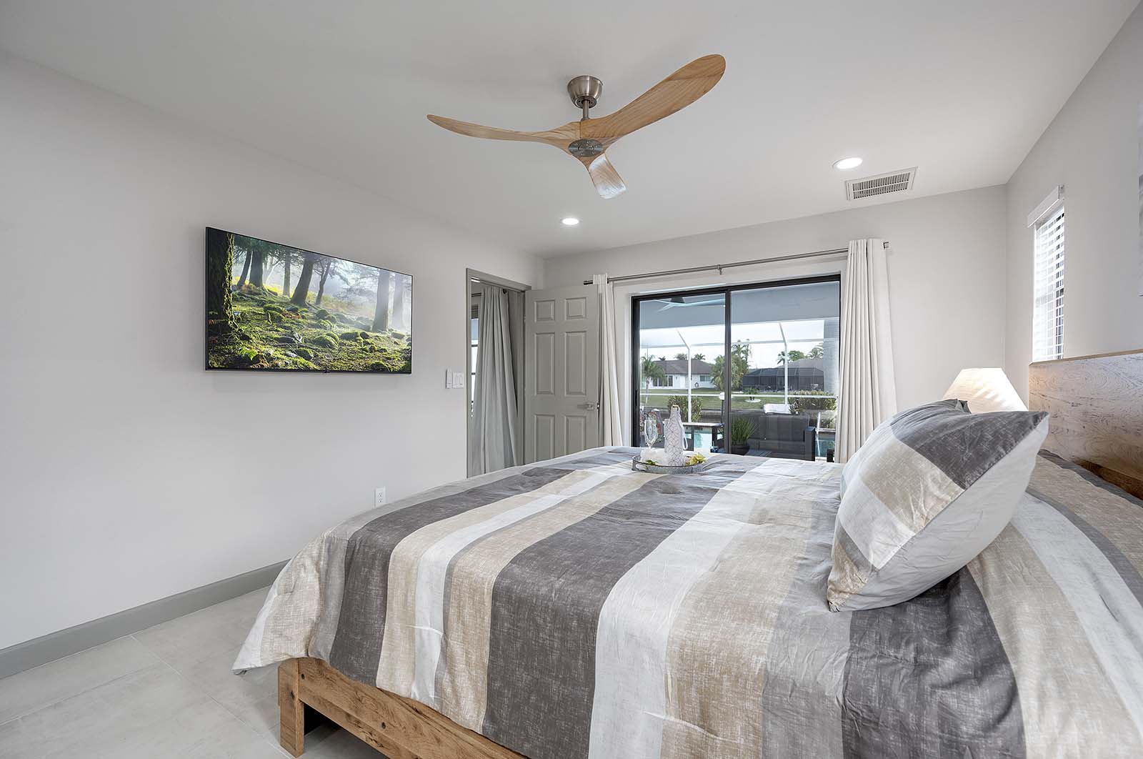 Beheizter Pool mit Lanai und Blick auf den Kanal.