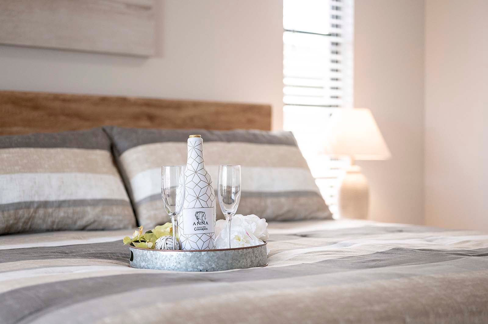 Beheizter Poolbereich mit Lanai und Blick auf den Kanal.