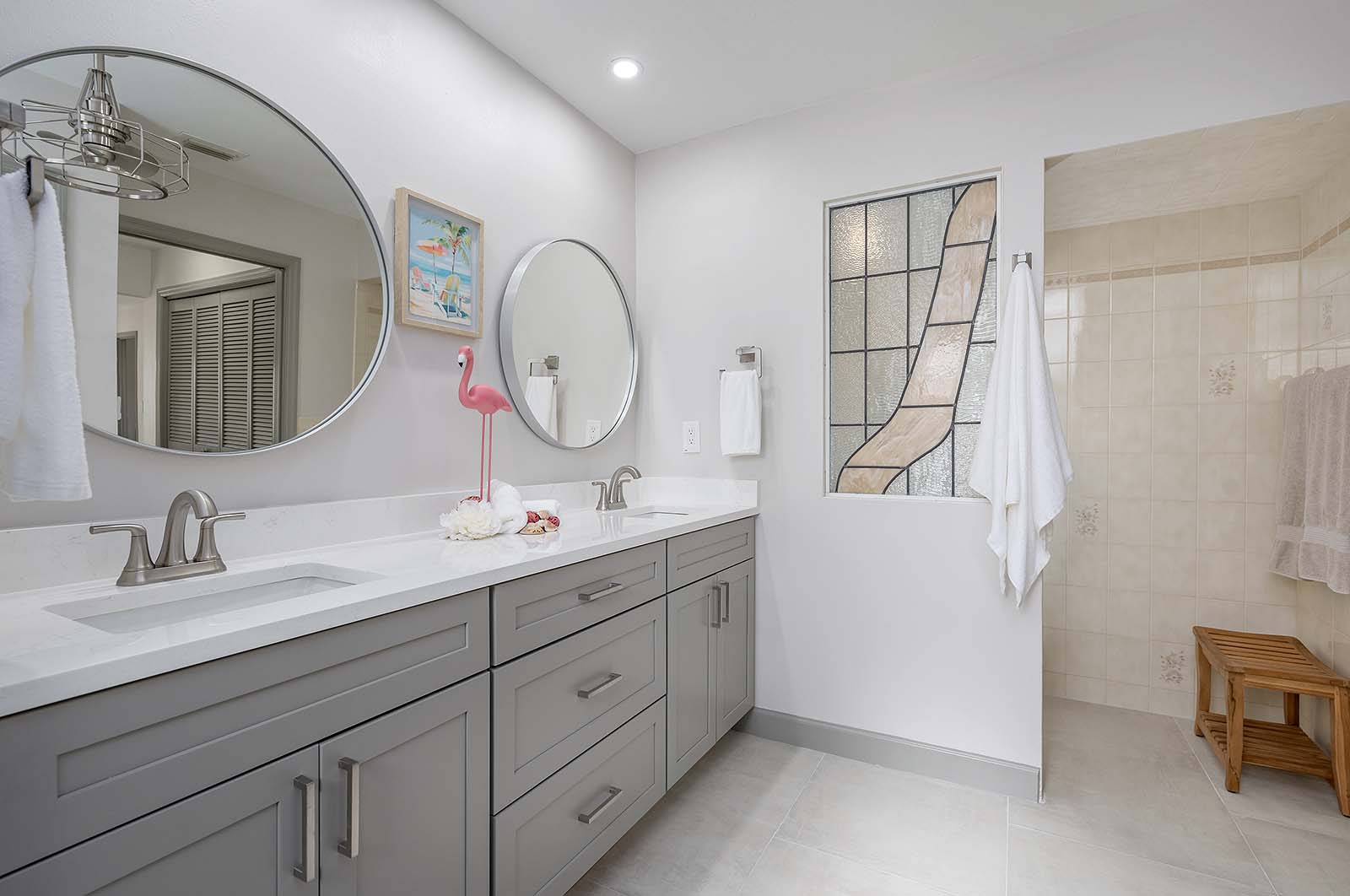 Beheizter Pool mit Lanai und Blick auf den Kanal.