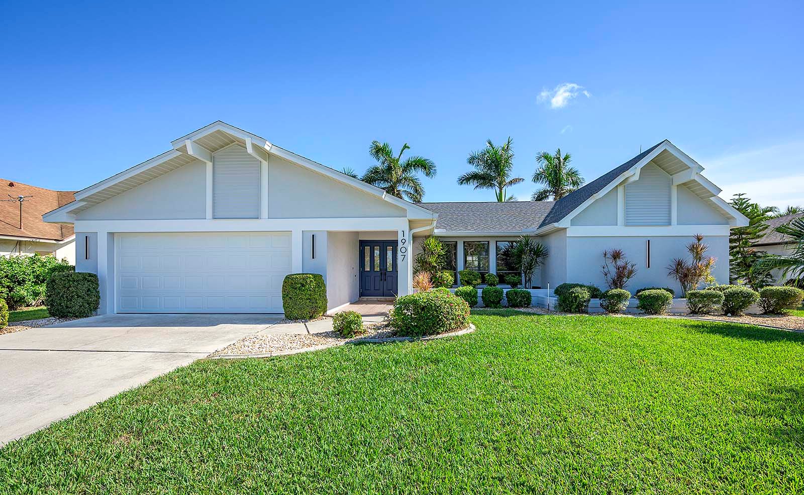 Beheizter Poolbereich mit Lanai und Blick auf den Kanal.