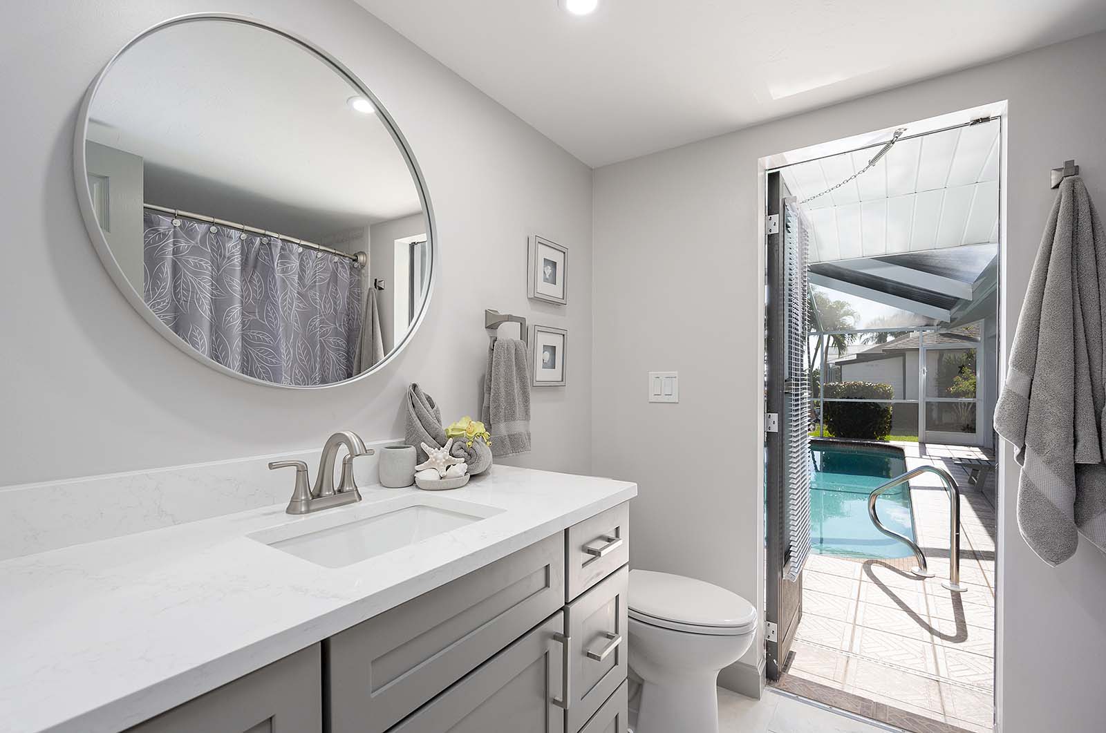 Beheizter Pool auf der Lanai mit Blick auf den Kanal.