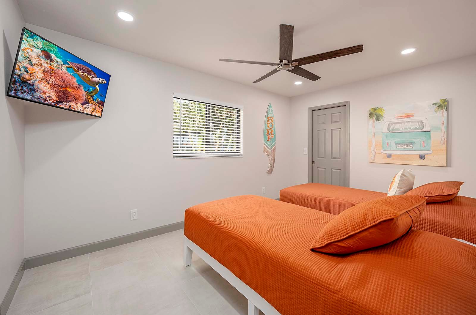 Beheizter Pool mit Lanai und Blick auf den Kanal.