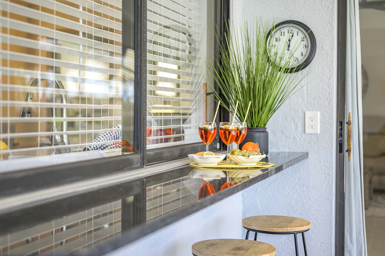 Beheizter Pool mit Lanai und Blick auf den Kanal.