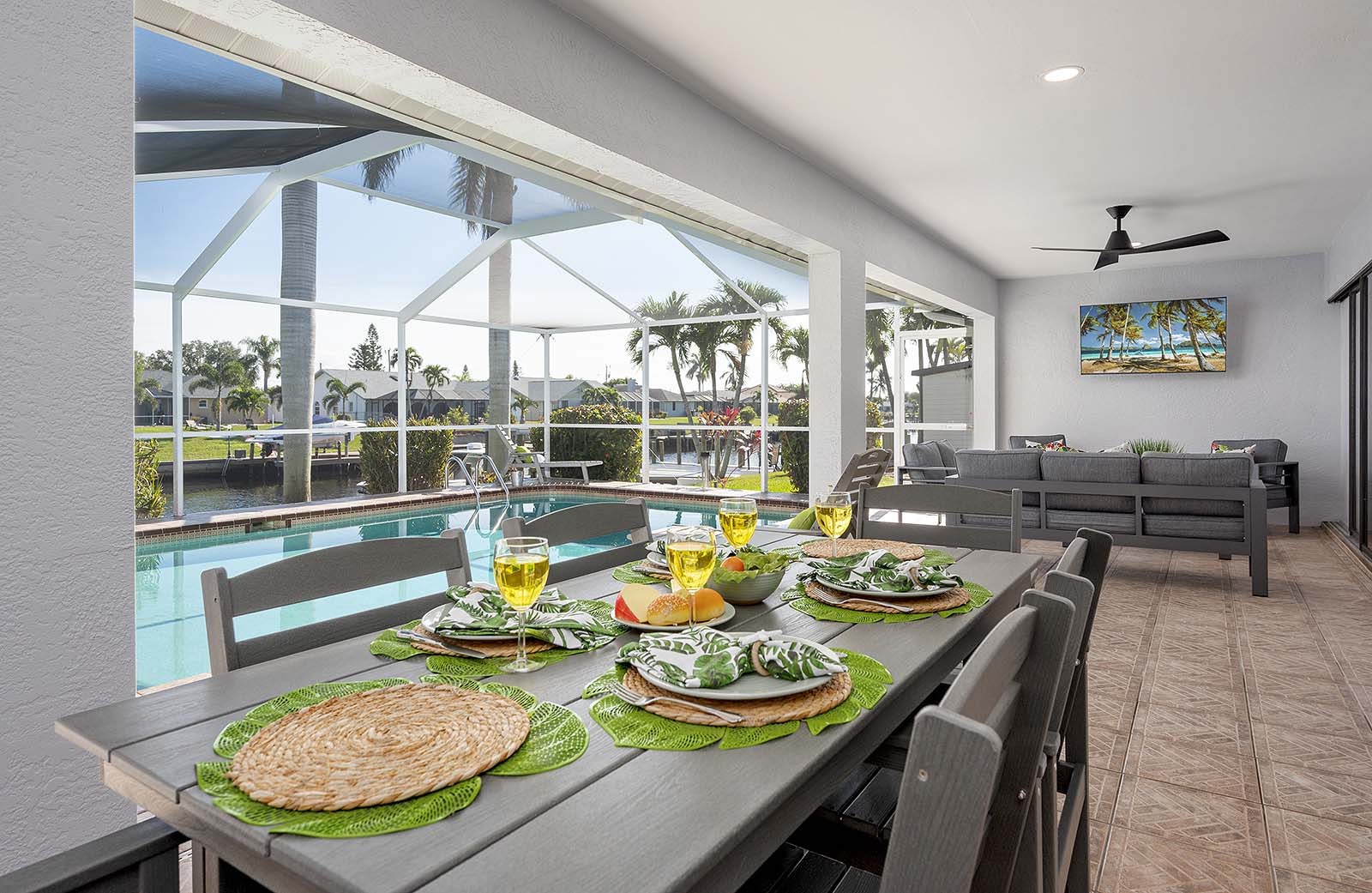 Beheizter Pool mit Lanai und Blick auf den Kanal.