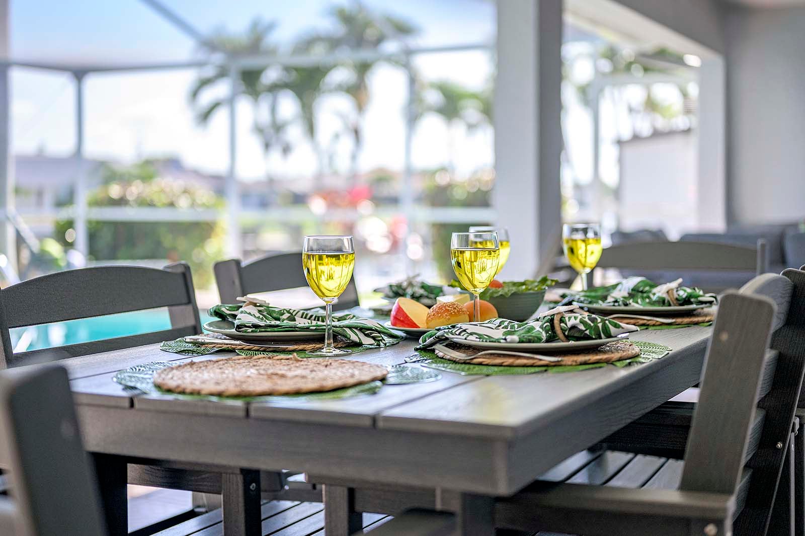 Beheizter Poolbereich mit Lanai und Blick auf den Kanal.