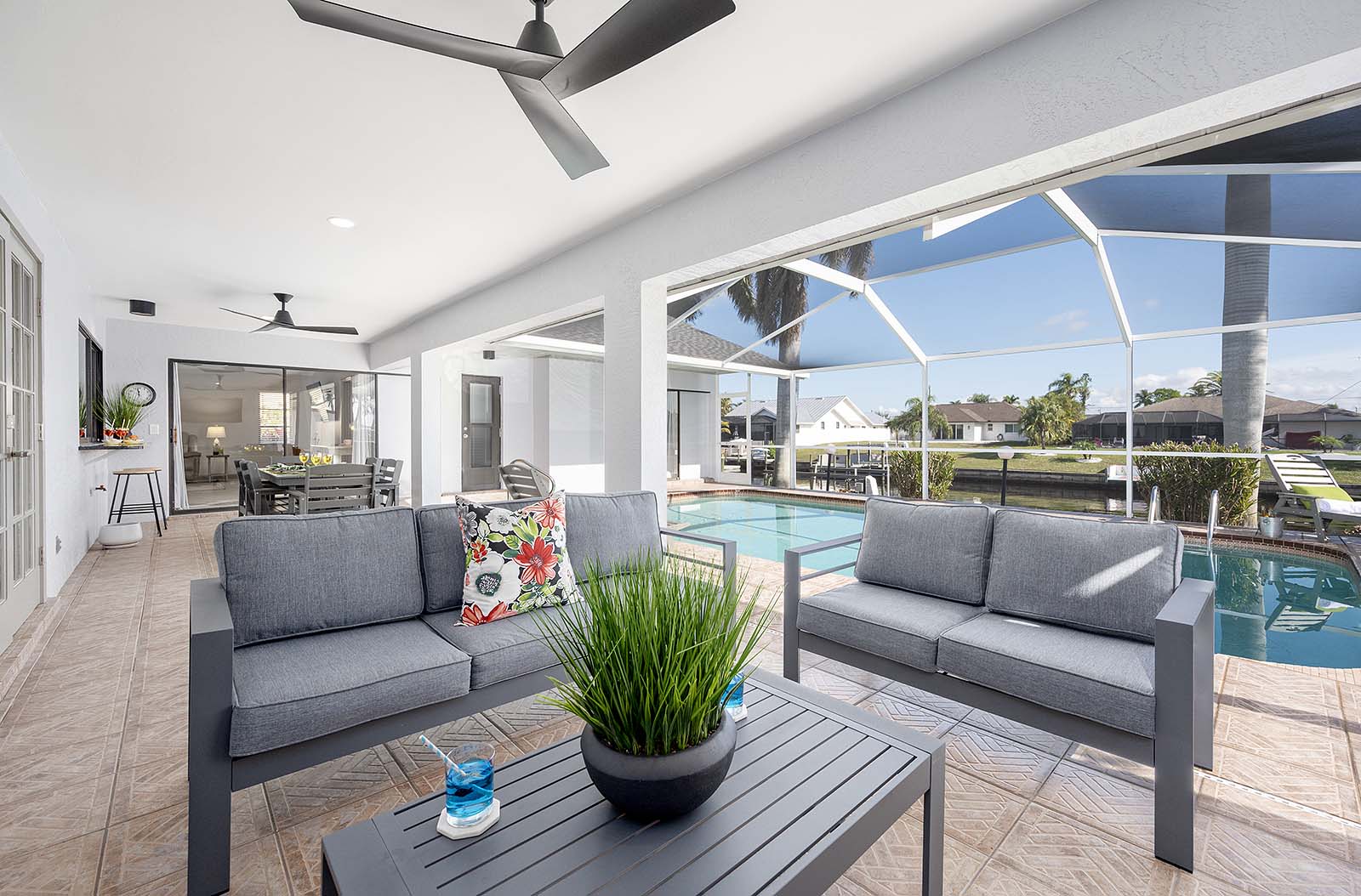 Beheizter Pool mit Lanai und Blick auf den Kanal.