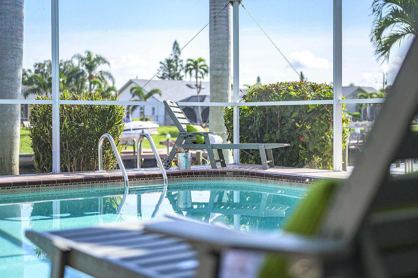Beheizter Poolbereich mit Lanai und Blick auf den Kanal.