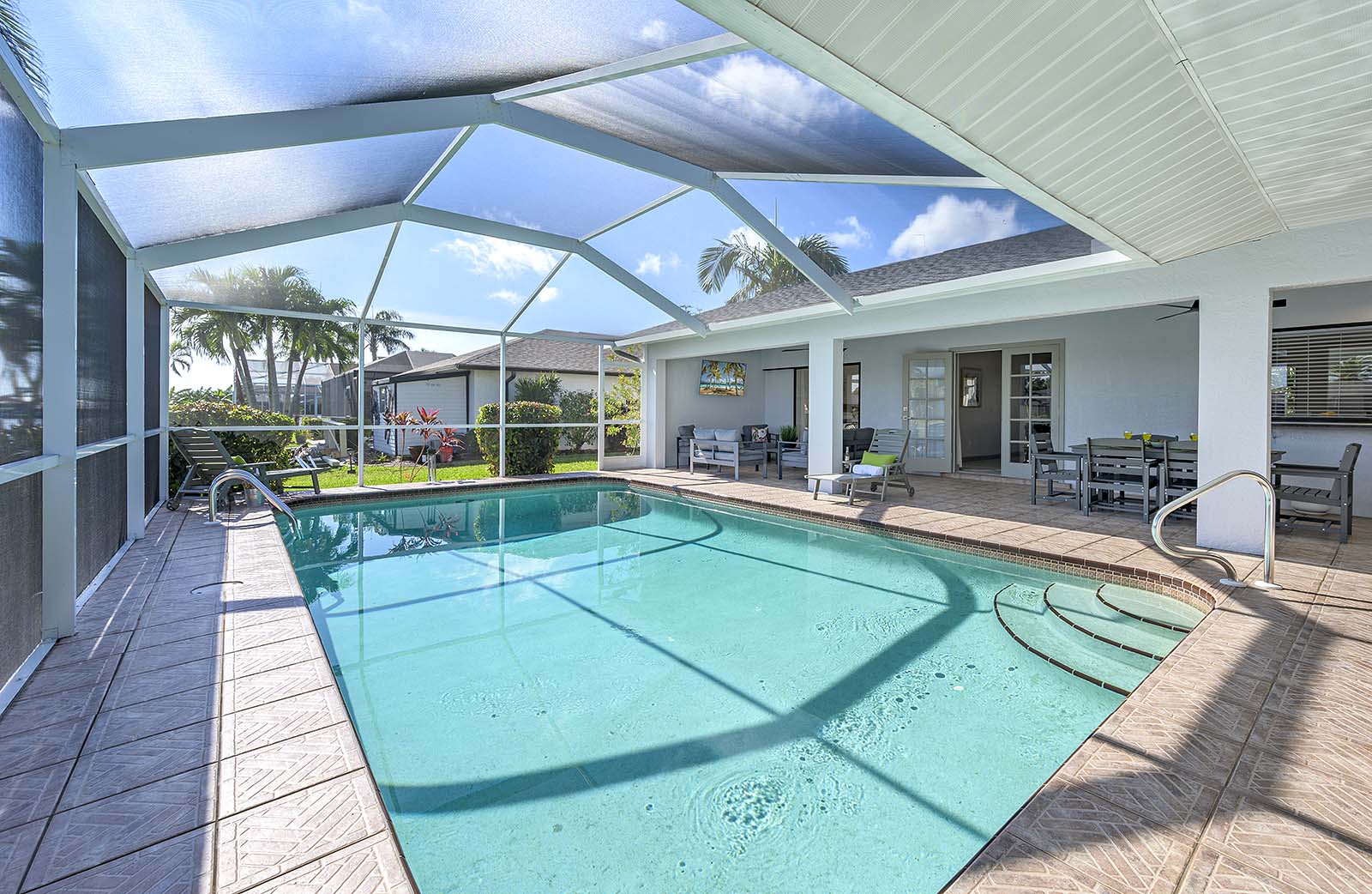 Beheizter Pool auf der Lanai mit Blick auf den Kanal.