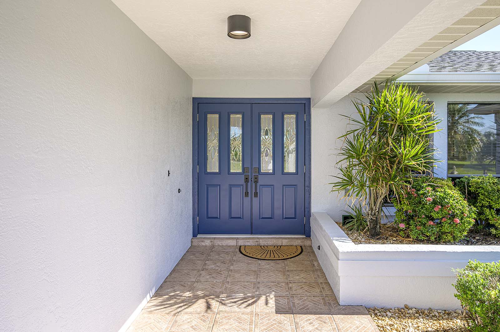 Beheizter Pool mit Lanai und Blick auf den Kanal.