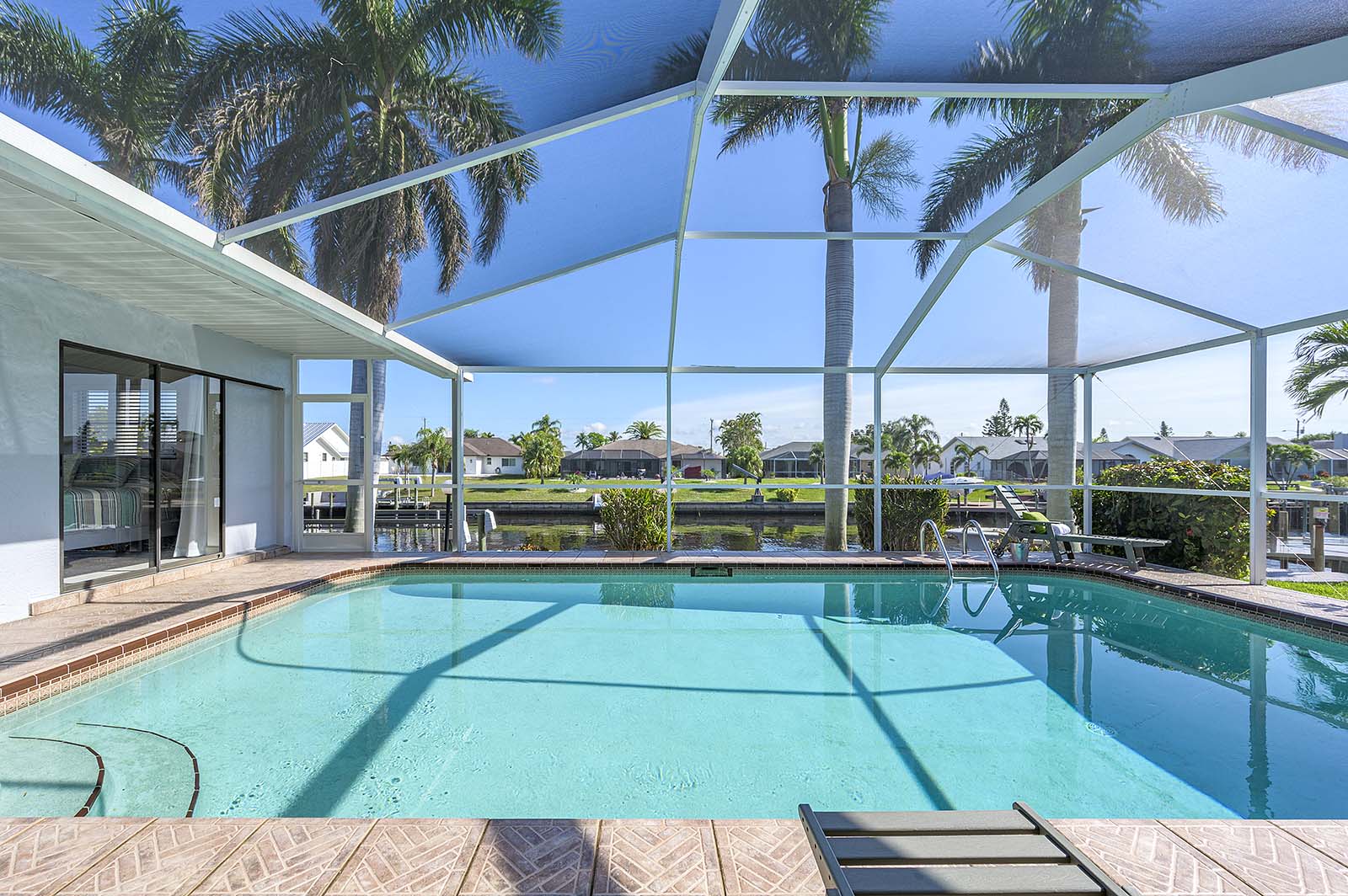 Beheizter Pool mit Lanai und Blick auf den Kanal.