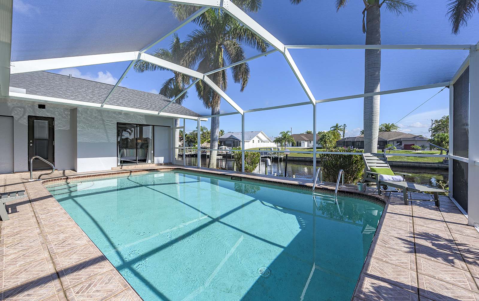 Beheizter Pool mit Lanai und Blick auf den Kanal.