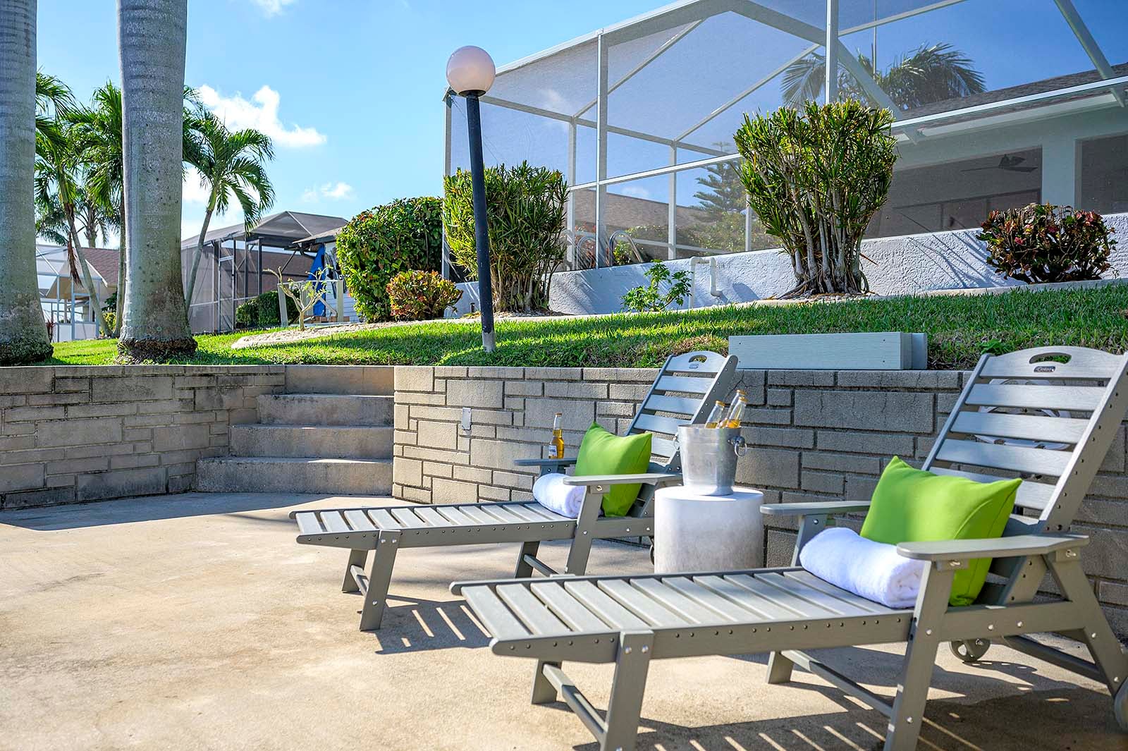 Beheizter Poolbereich mit Lanai und Blick auf den Kanal.