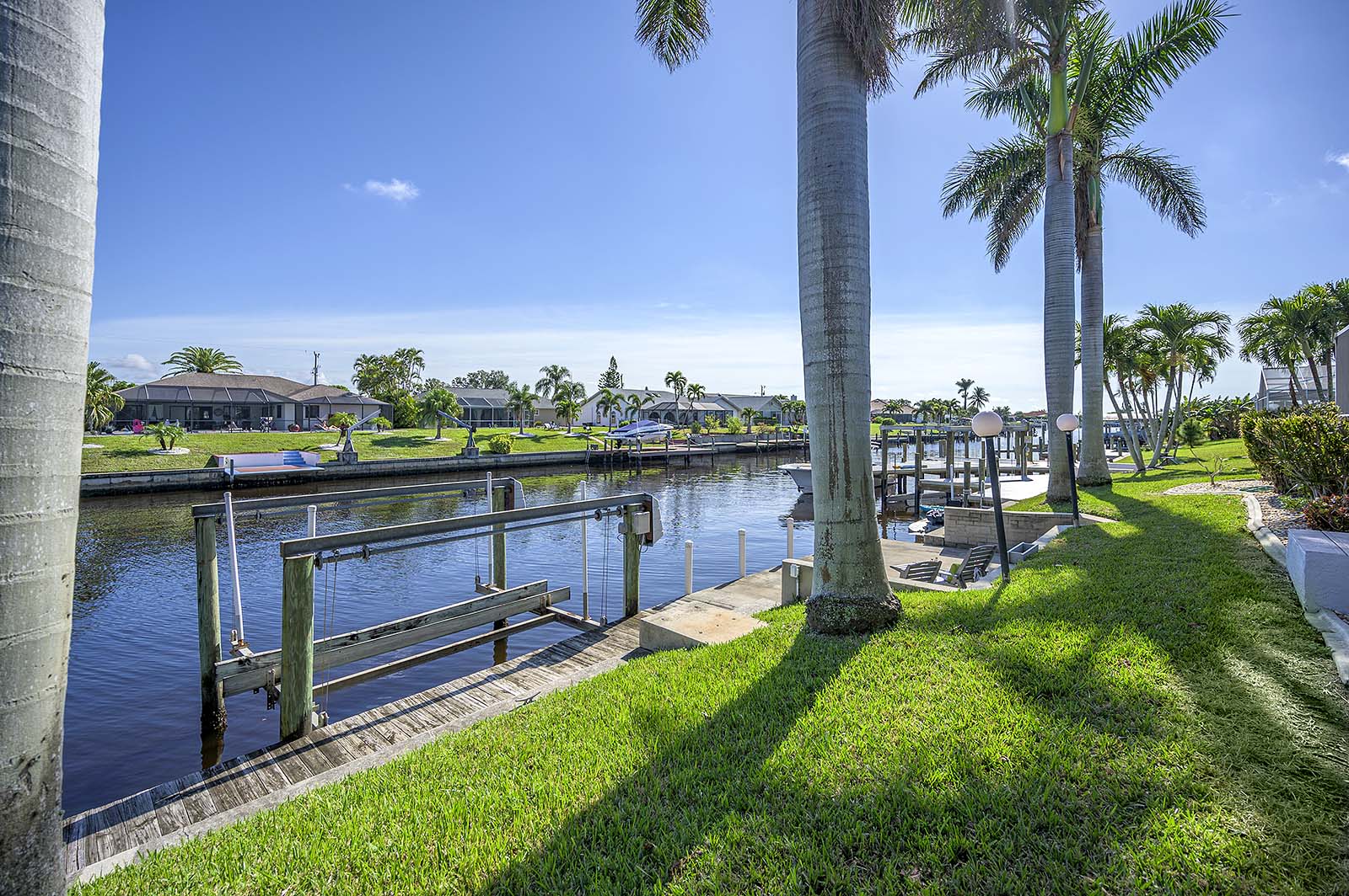 Beheizter Pool mit Lanai und Blick auf den Kanal.