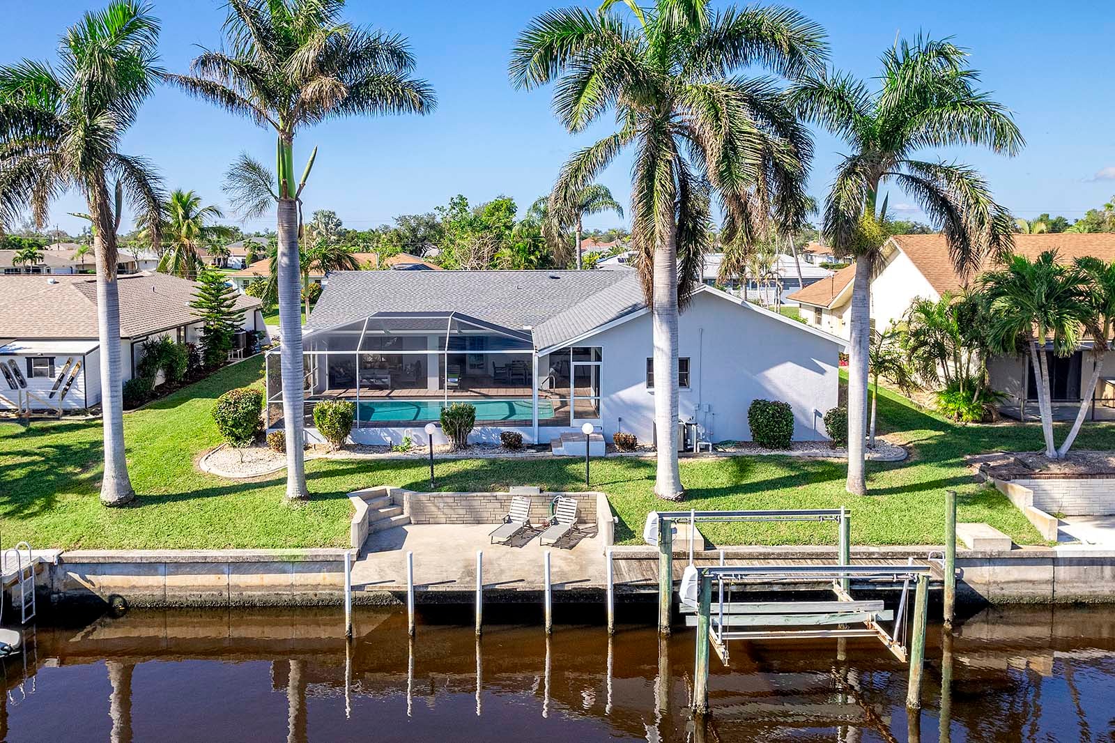 Beheizter Pool mit Lanai und Blick auf den Kanal.