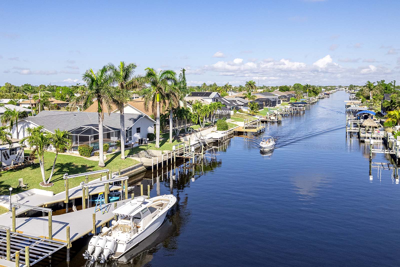 Beheizter Pool mit Lanai und Blick auf den Kanal.