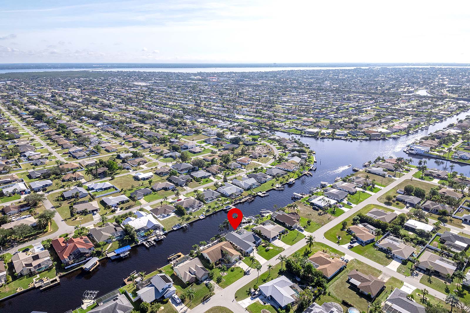 Beheizter Poolbereich mit Lanai und Blick auf den Kanal.