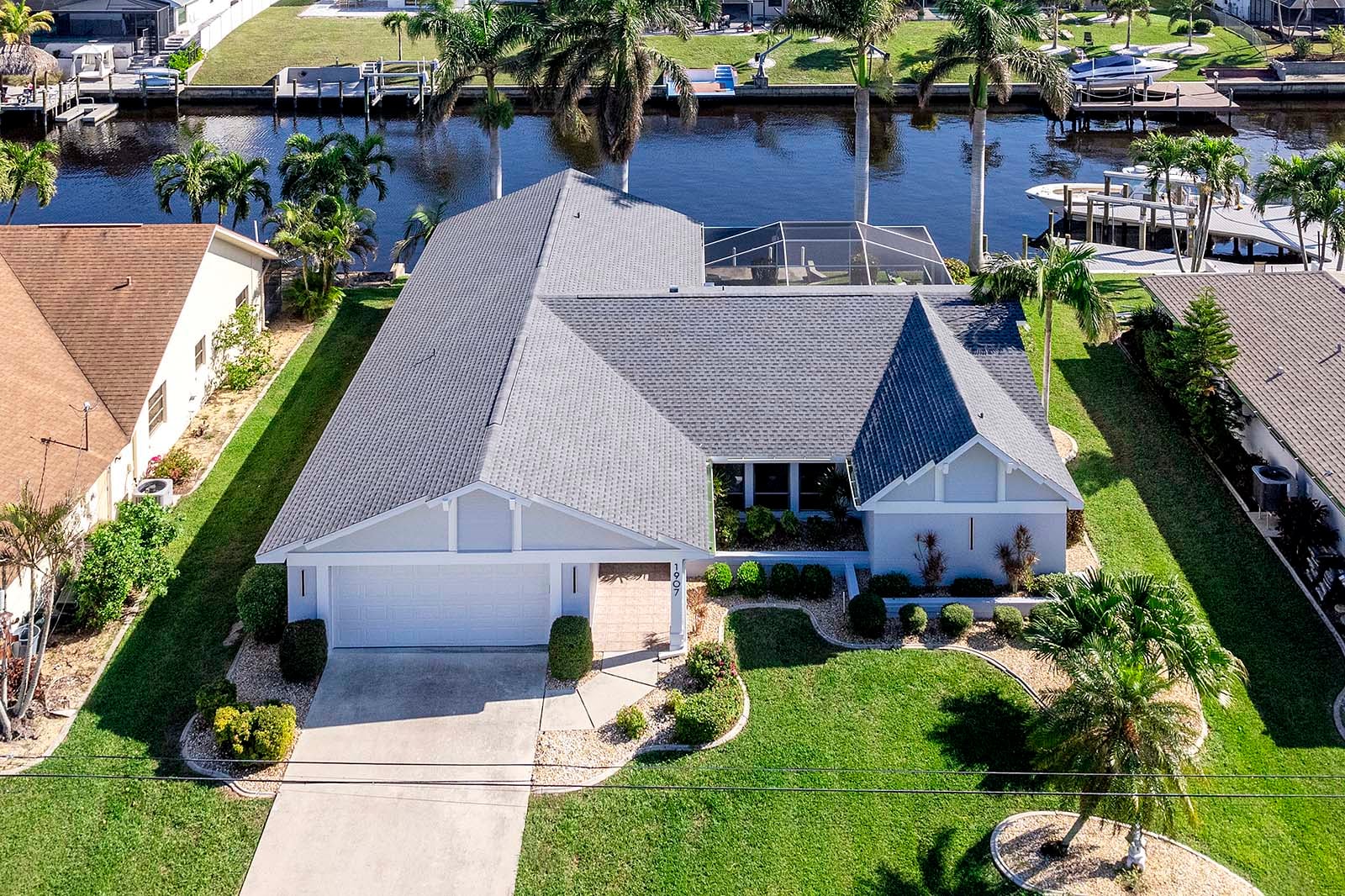 Beheizter Poolbereich mit Lanai und Blick auf den Kanal.