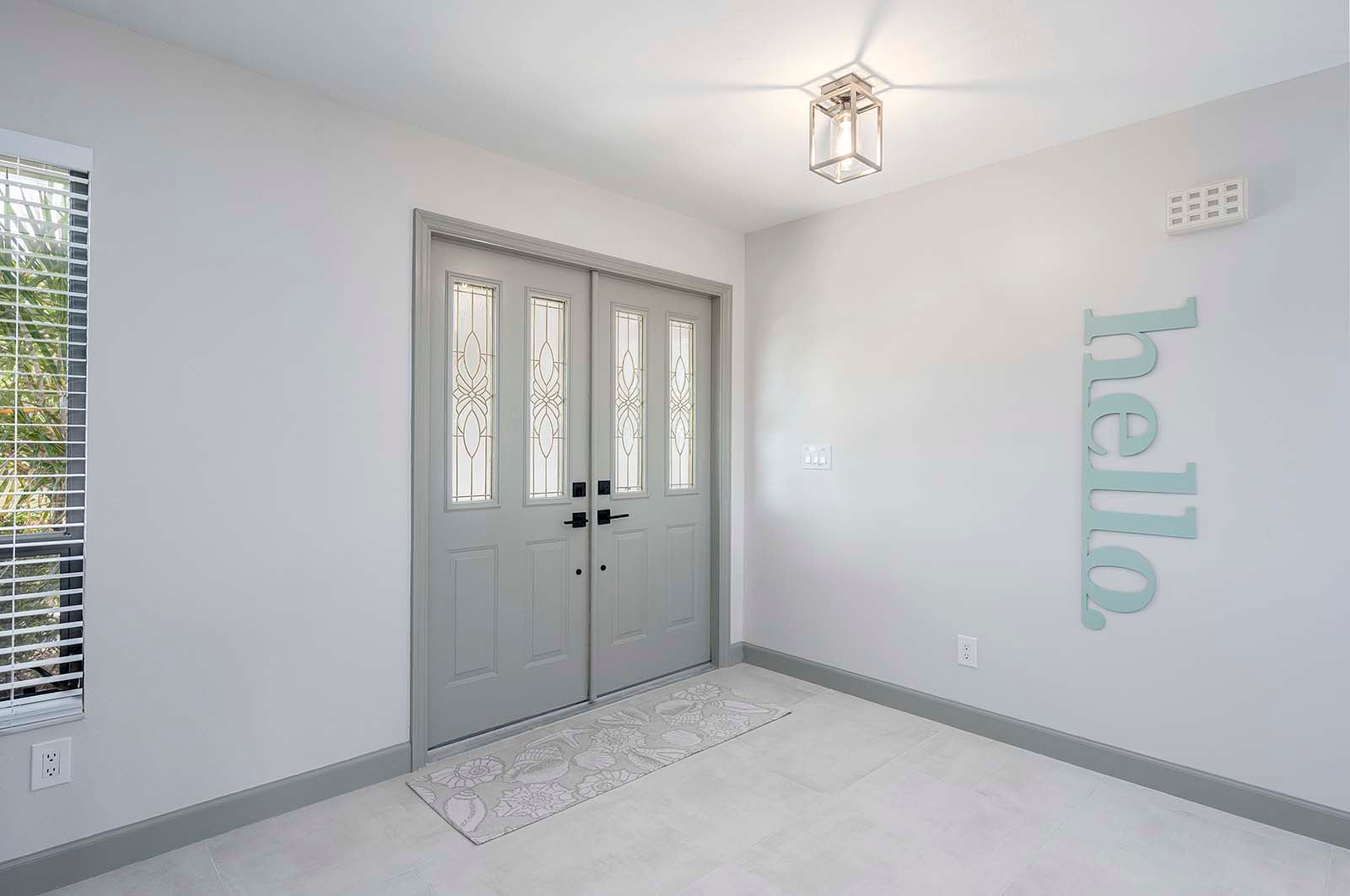 Beheizter Pool mit Liegen auf der Lanai am Kanal.