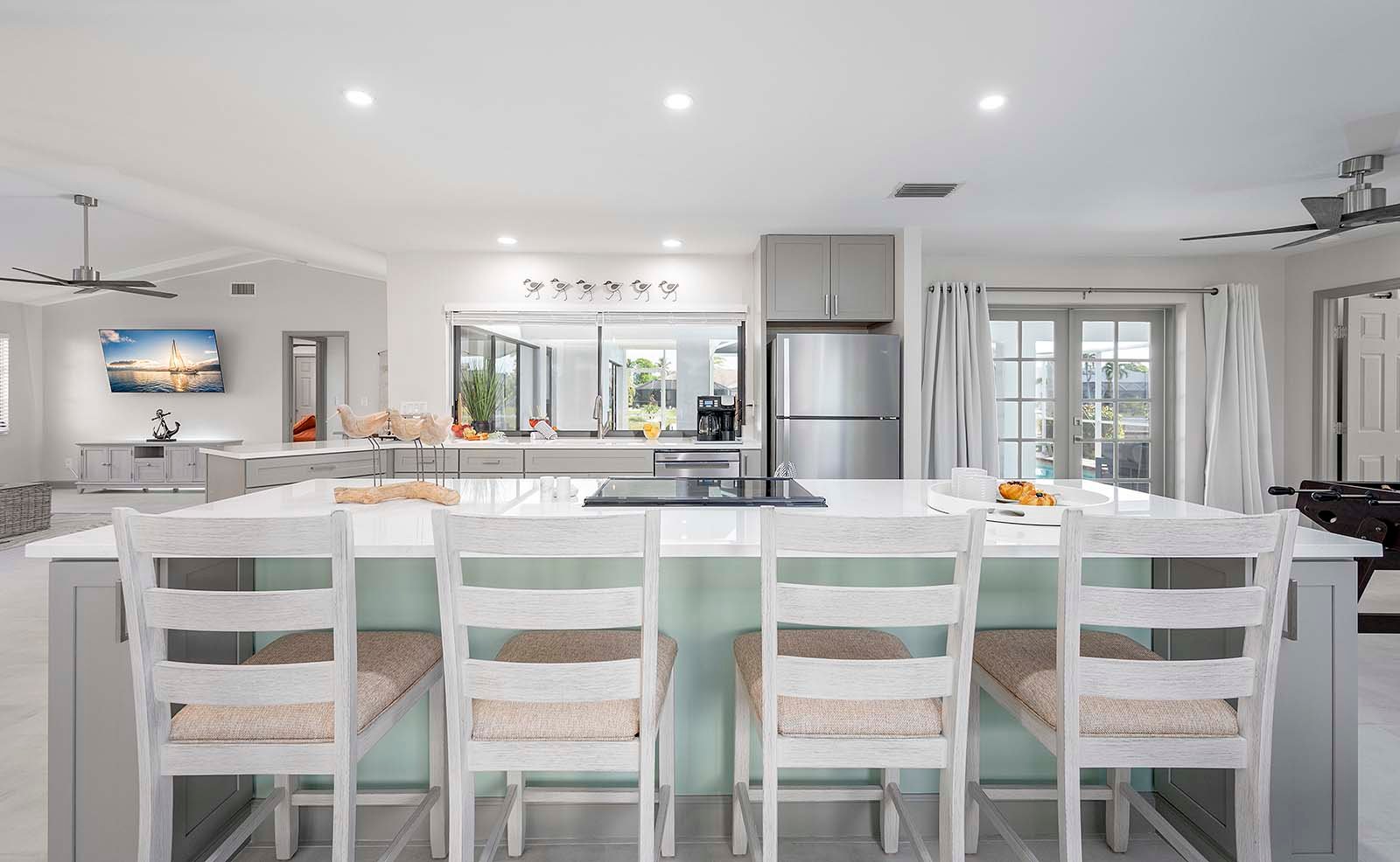 Beheizter Pool mit Lanai und Blick auf den Kanal.