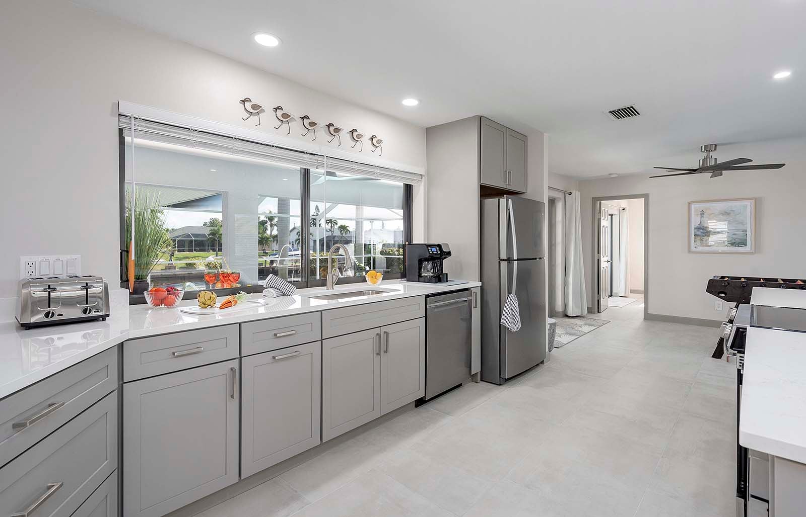 Beheizter Pool mit Lanai und Blick auf den Kanal.