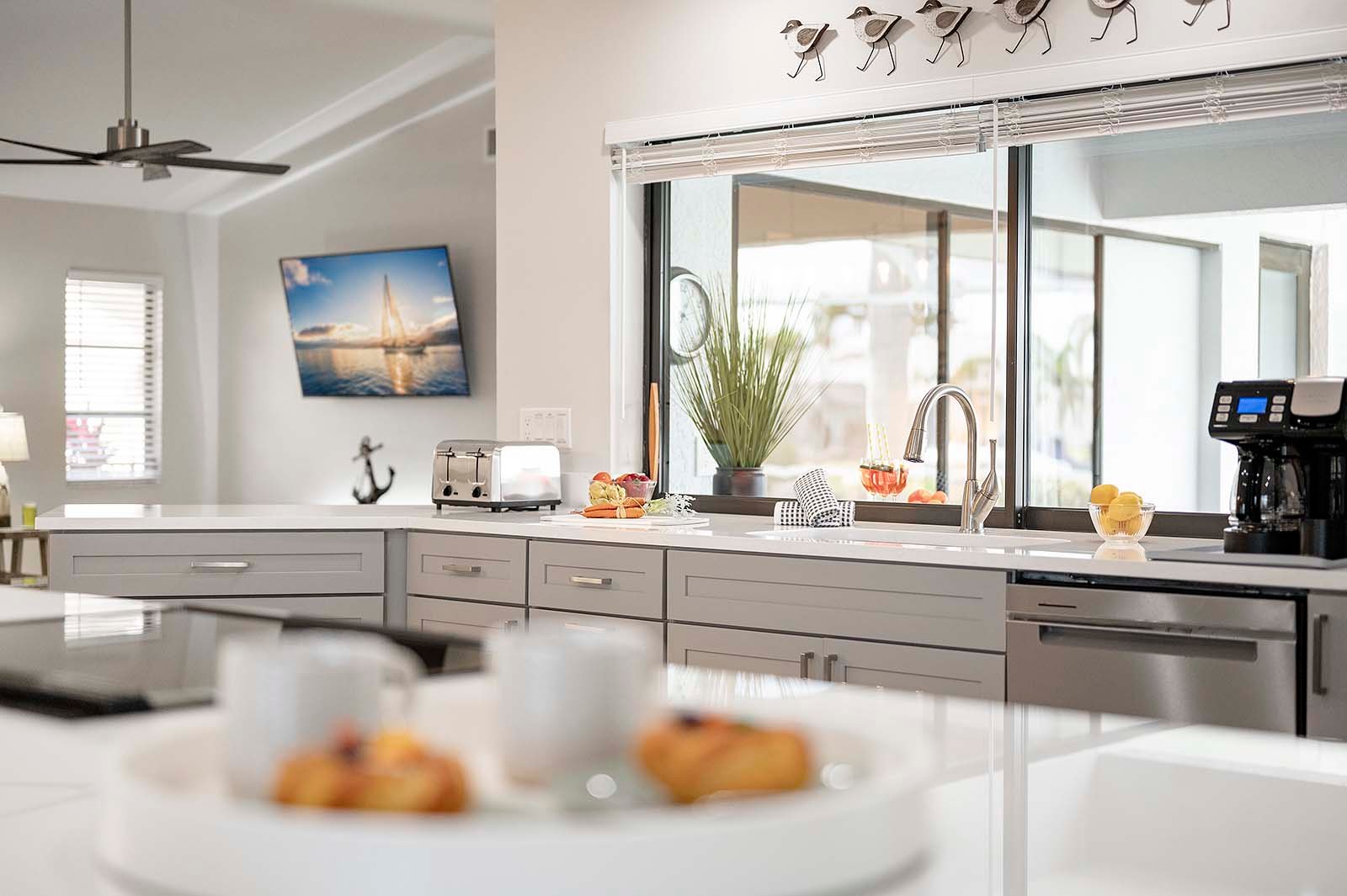 Beheizter Pool mit Lanai und Blick auf den Kanal.