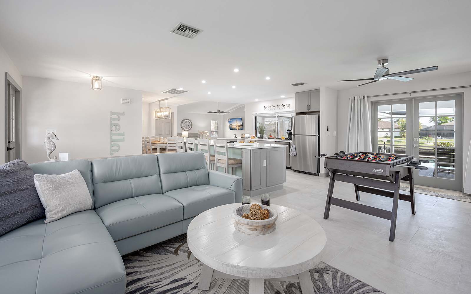 Beheizter Pool mit Lanai und Blick auf den Kanal.