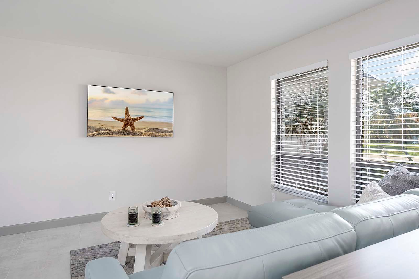 Beheizter Poolbereich mit Lanai und Blick auf den Kanal.